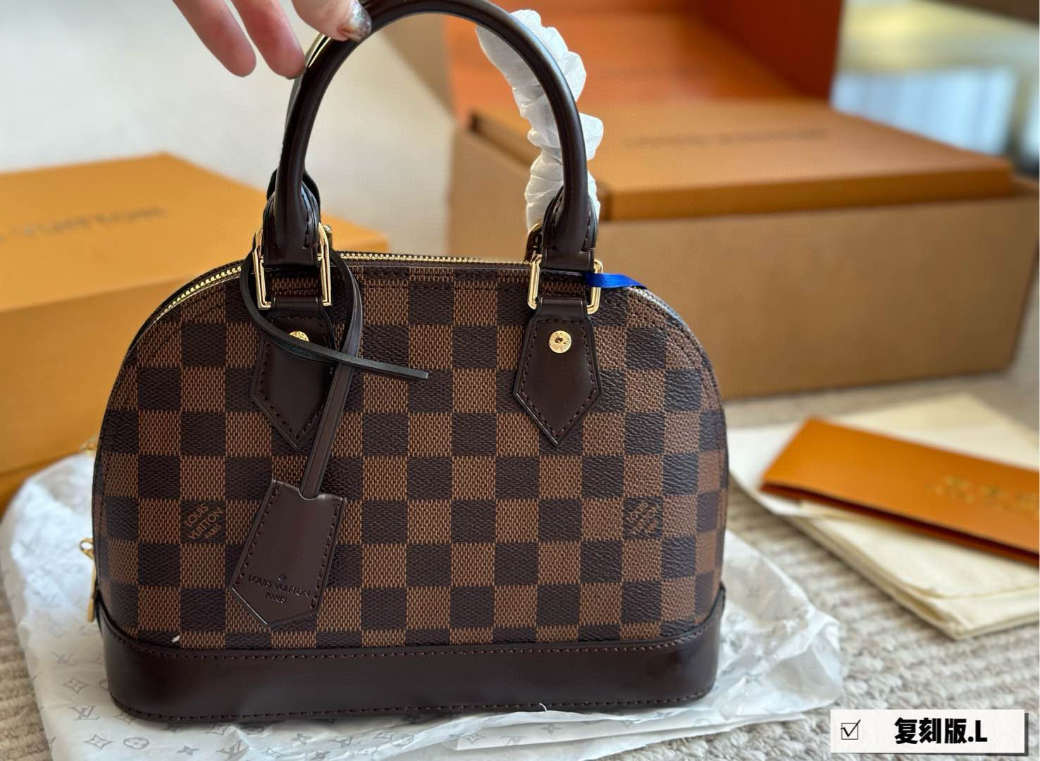 全套折叠盒包装 p240 

Lv alma bb老花贝壳包 原版高品质 包包这款Retiro 手袋以标志性的老花面料制成 经典永恒。优雅低调的外形设计和宽敞的包身更加入了实用性。使用说明：-变色牛皮饰边，闪亮的纯钢金色五金配件- 可调节肩带，配有树糕皮的肩垫，拉链闭合。- 超细纤维内衬，尺寸24×18cm
收起