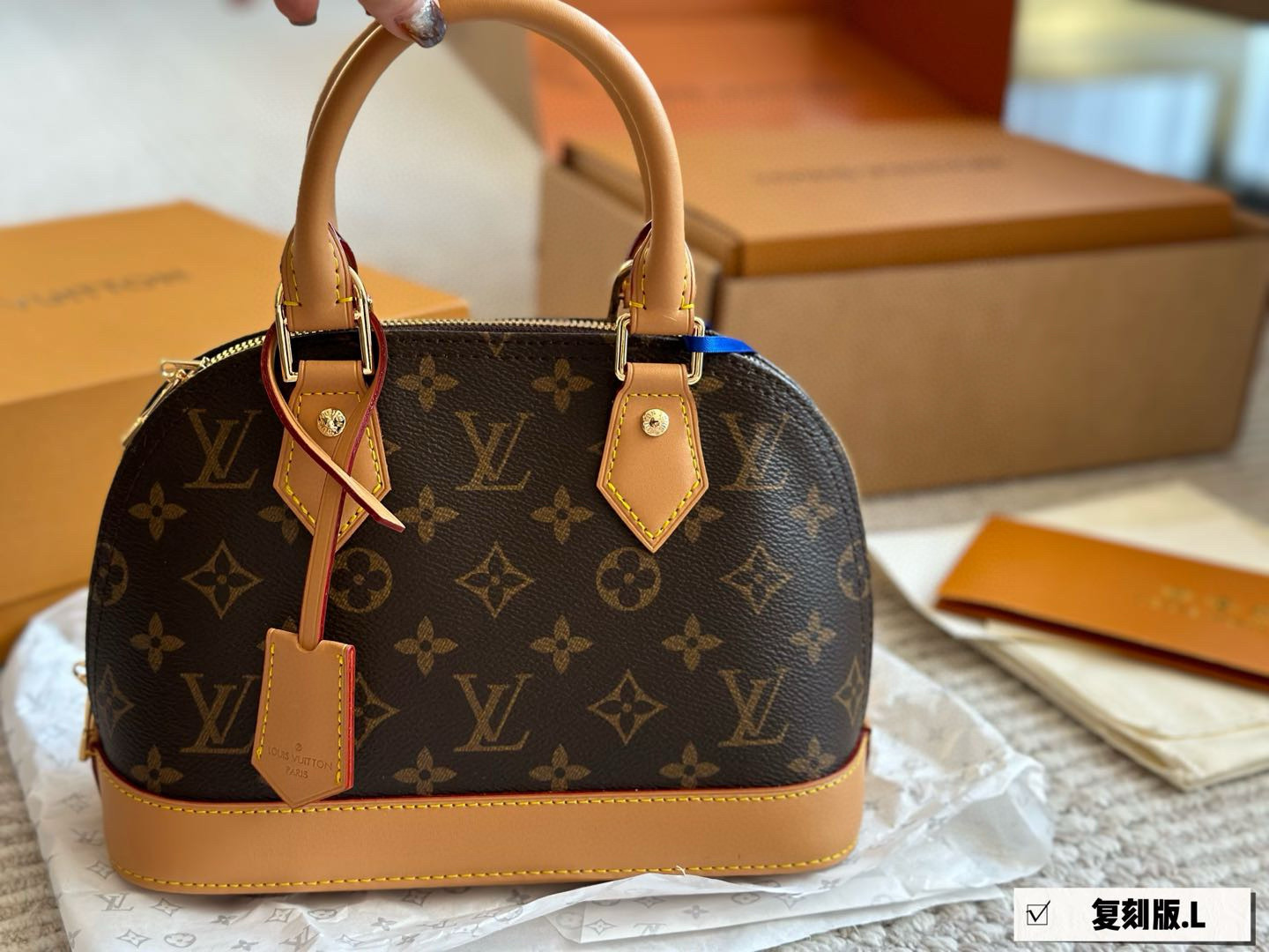 全套折叠盒包装 p240 

Lv alma bb老花贝壳包 原版高品质 包包这款Retiro 手袋以标志性的老花面料制成 经典永恒。优雅低调的外形设计和宽敞的包身更加入了实用性。使用说明：-变色牛皮饰边，闪亮的纯钢金色五金配件- 可调节肩带，配有树糕皮的肩垫，拉链闭合。- 超细纤维内衬，尺寸24×18cm
收起
