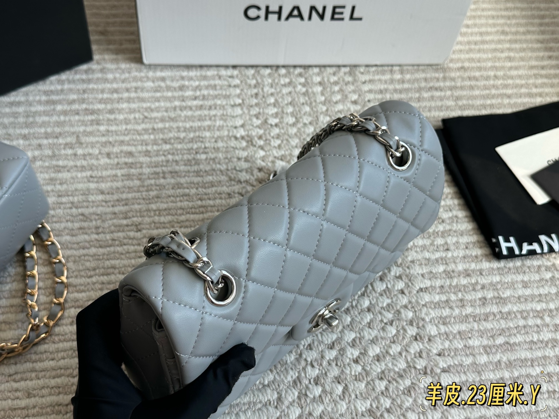羊皮💰240 配全套包装

size：23cm
小香家 cf我们一直很用心在做 
秒杀其他市面上的货 
羊皮 升级版 
很舒服的一种！
不管您是谁
稳稳hold住哦✔️✔️

