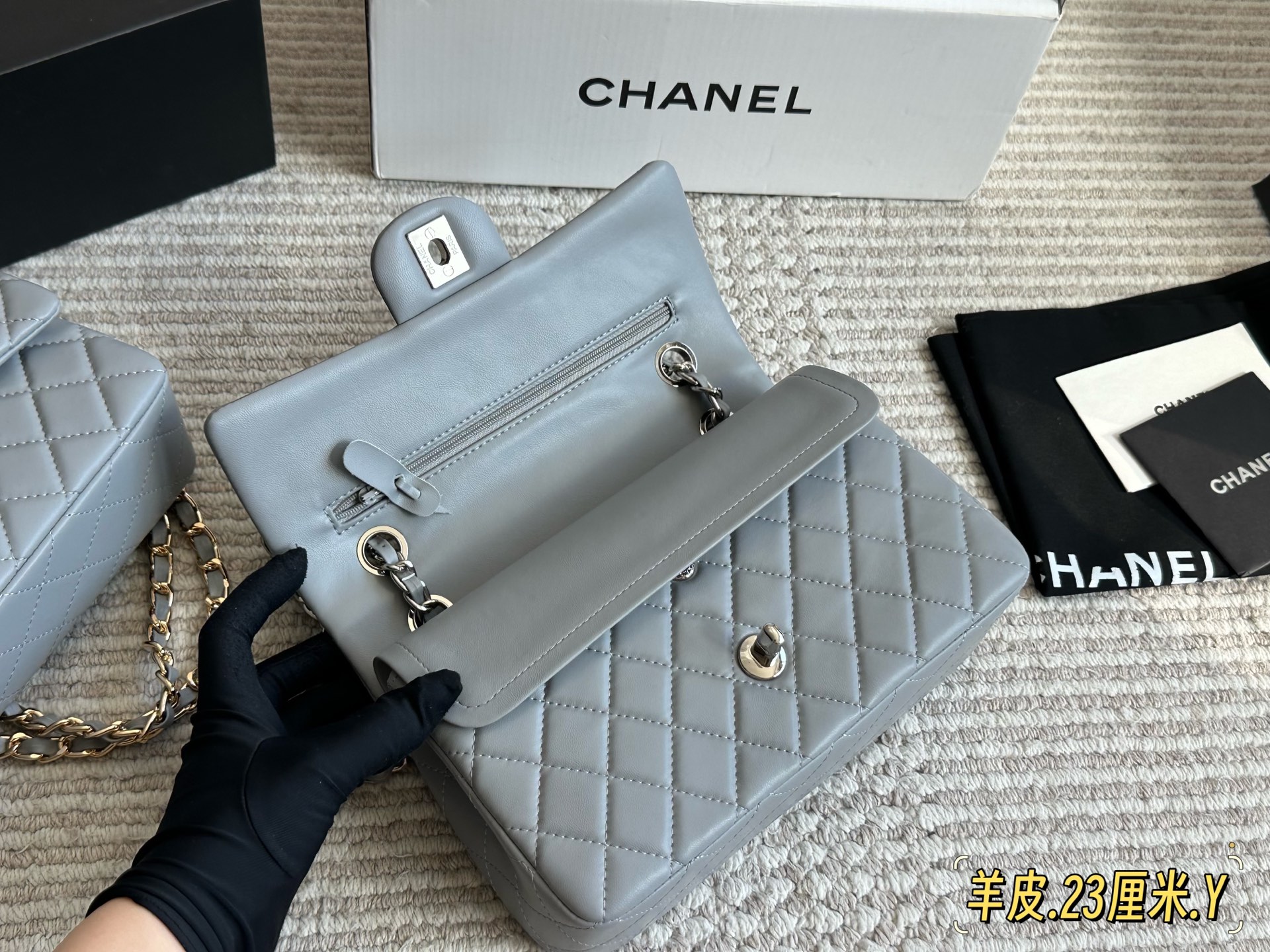羊皮💰240 配全套包装

size：23cm
小香家 cf我们一直很用心在做 
秒杀其他市面上的货 
羊皮 升级版 
很舒服的一种！
不管您是谁
稳稳hold住哦✔️✔️

