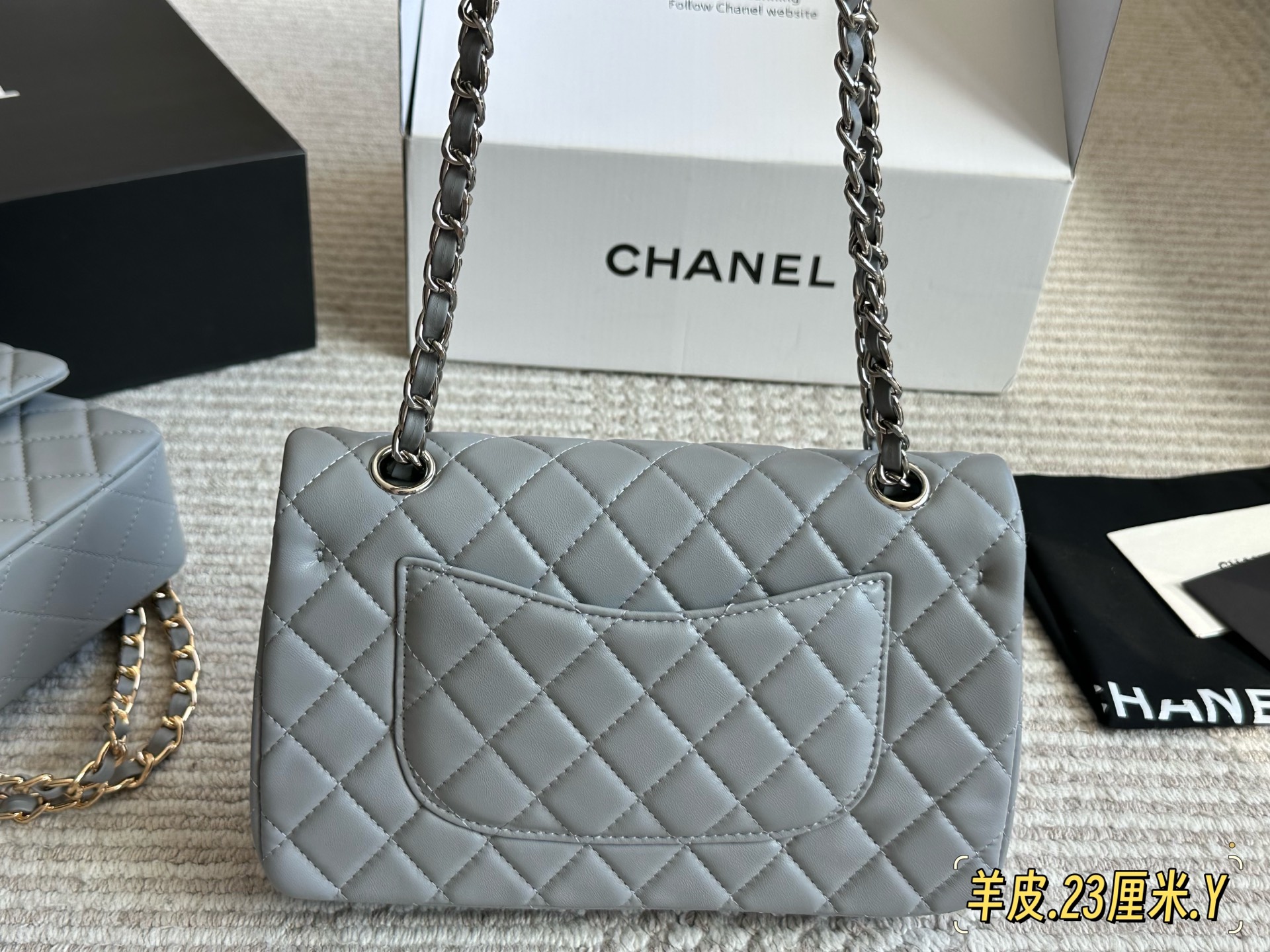 羊皮💰240 配全套包装

size：23cm
小香家 cf我们一直很用心在做 
秒杀其他市面上的货 
羊皮 升级版 
很舒服的一种！
不管您是谁
稳稳hold住哦✔️✔️

