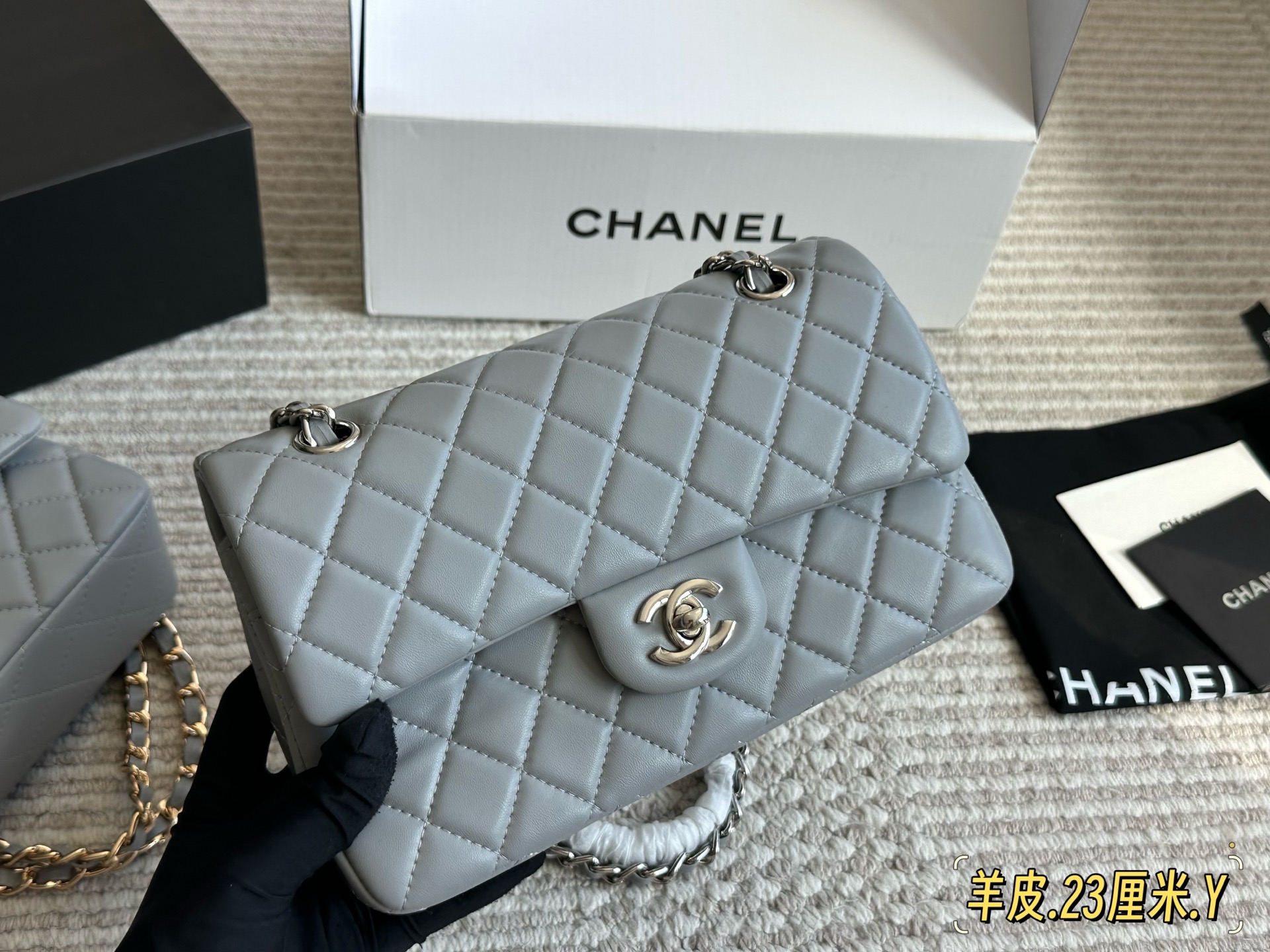 羊皮💰240 配全套包装

size：23cm
小香家 cf我们一直很用心在做 
秒杀其他市面上的货 
羊皮 升级版 
很舒服的一种！
不管您是谁
稳稳hold住哦✔️✔️

