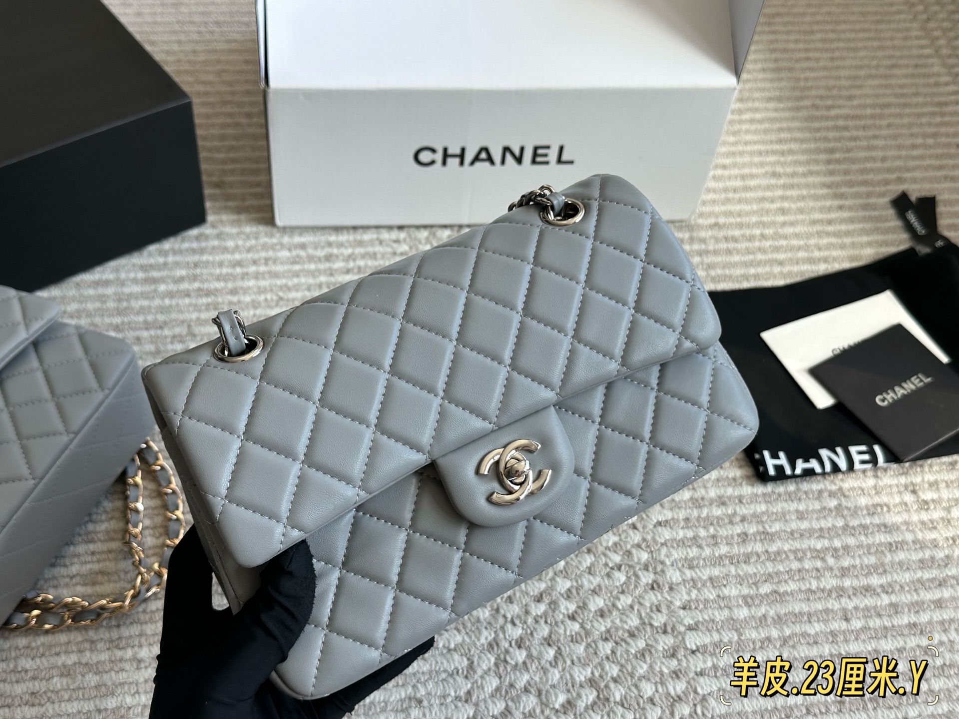 羊皮💰240 配全套包装

size：23cm
小香家 cf我们一直很用心在做 
秒杀其他市面上的货 
羊皮 升级版 
很舒服的一种！
不管您是谁
稳稳hold住哦✔️✔️

