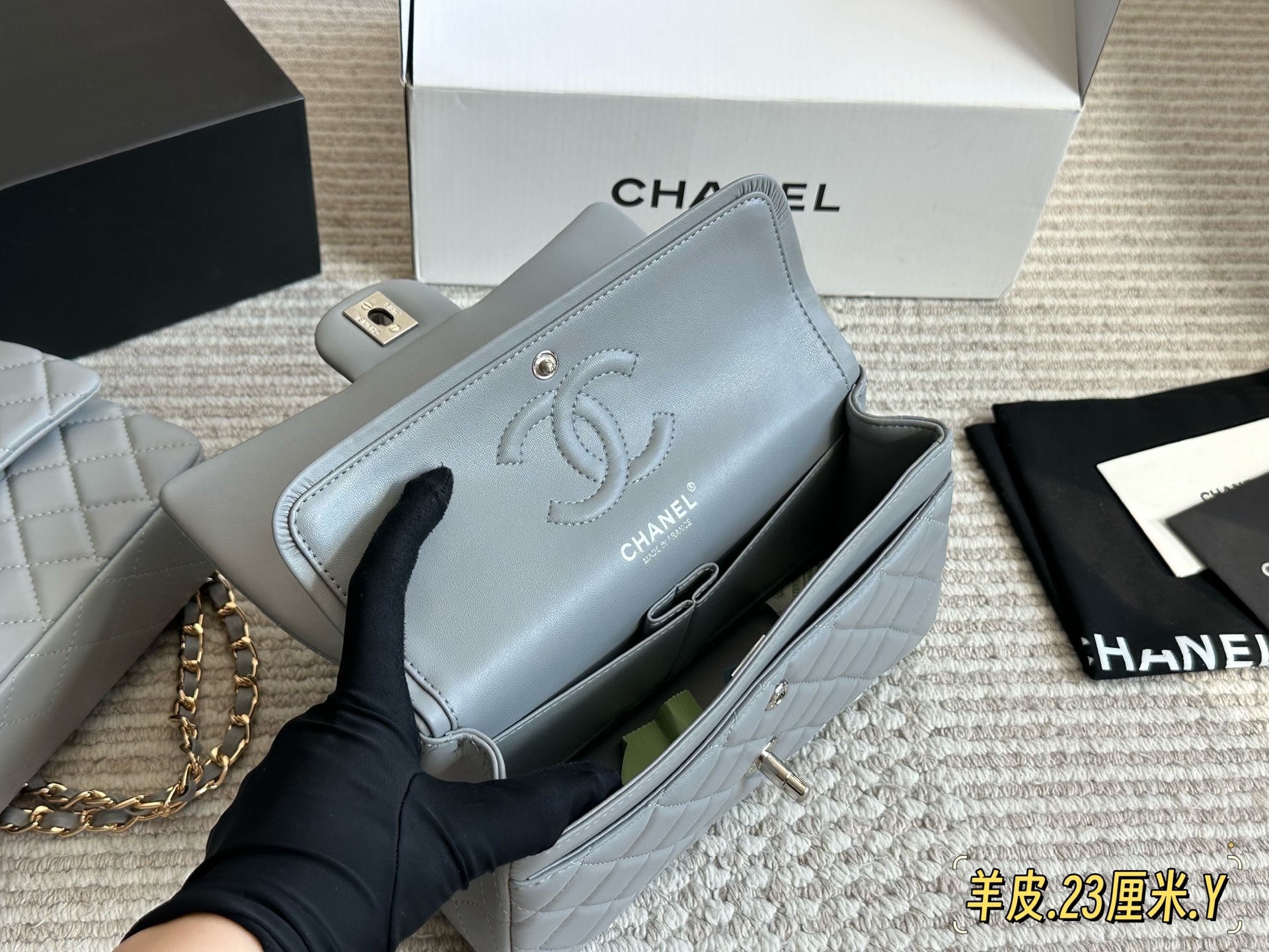 羊皮💰240 配全套包装

size：23cm
小香家 cf我们一直很用心在做 
秒杀其他市面上的货 
羊皮 升级版 
很舒服的一种！
不管您是谁
稳稳hold住哦✔️✔️

