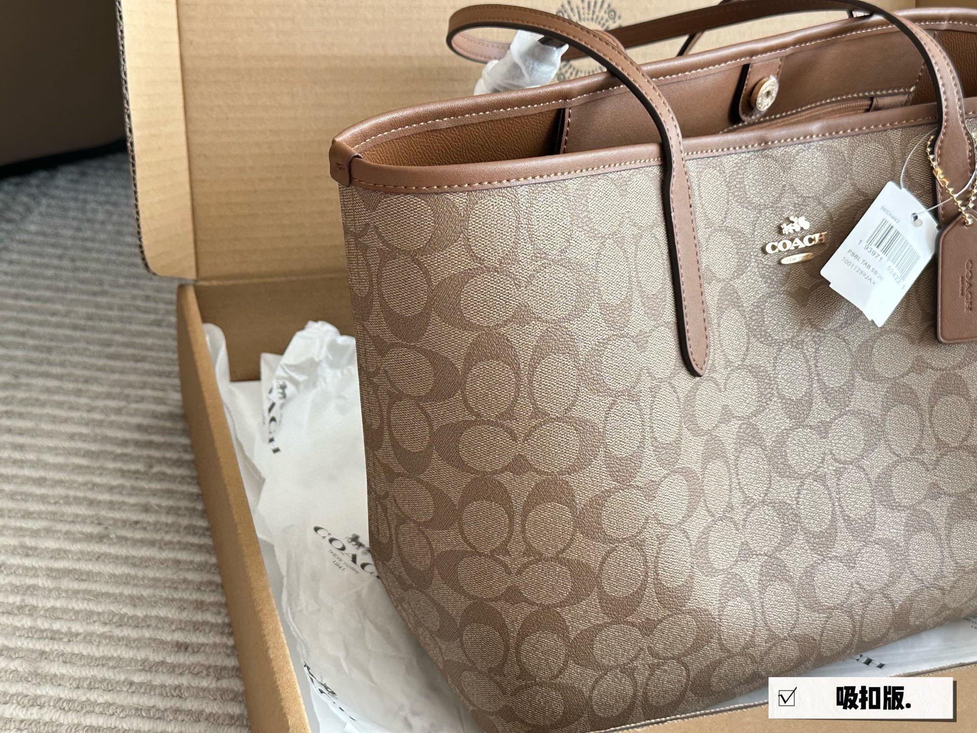 
💰185 配盒

size：35*27cm
coach家 吸扣单面city托特包
经典logo购物袋tote包
大爆款 分分钟断货！
搭配不同衣服
一年四季都可以用！
搜索🔍coach 购物袋