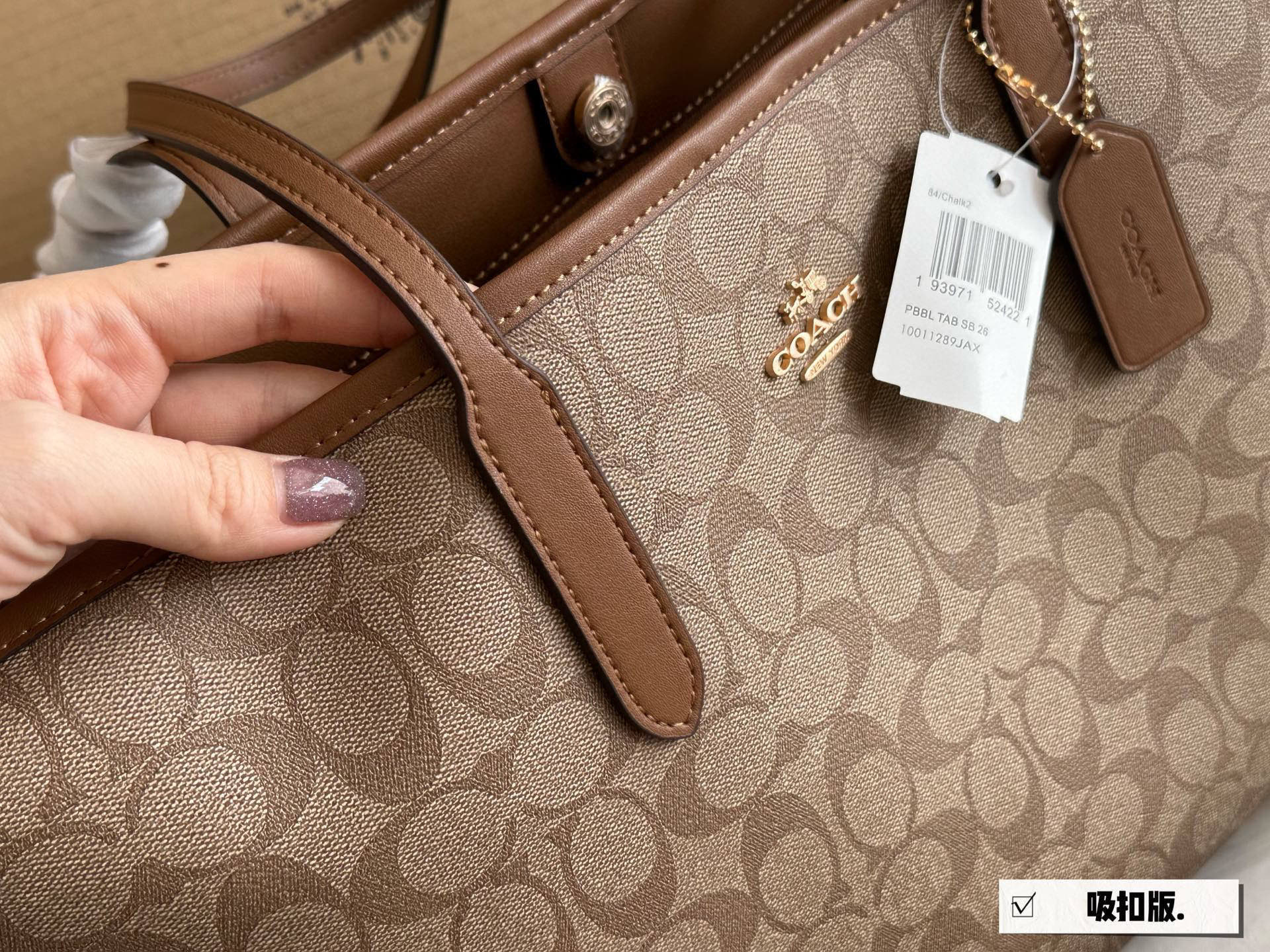 
💰185 配盒

size：35*27cm
coach家 吸扣单面city托特包
经典logo购物袋tote包
大爆款 分分钟断货！
搭配不同衣服
一年四季都可以用！
搜索🔍coach 购物袋