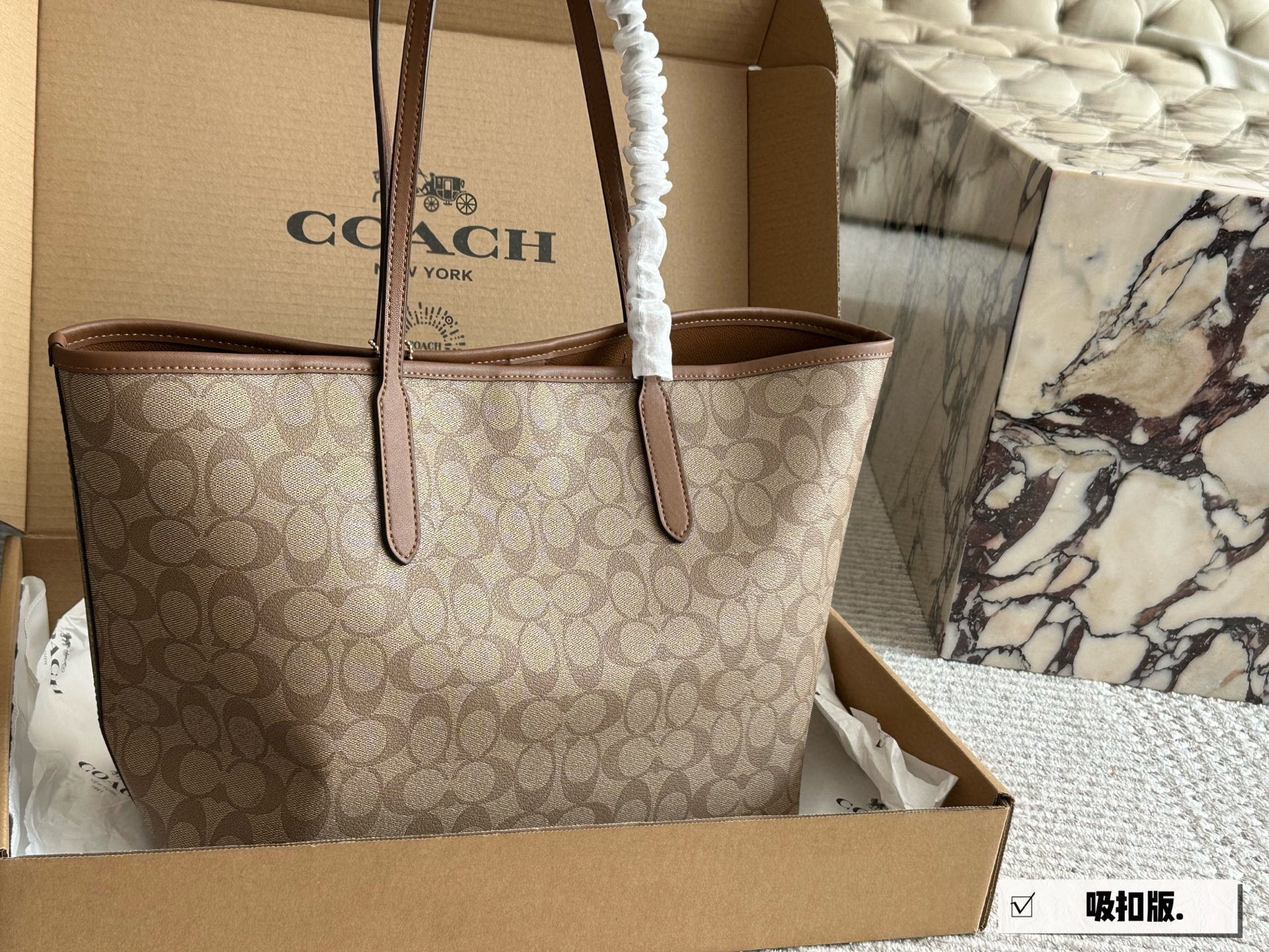 
💰185 配盒

size：35*27cm
coach家 吸扣单面city托特包
经典logo购物袋tote包
大爆款 分分钟断货！
搭配不同衣服
一年四季都可以用！
搜索🔍coach 购物袋