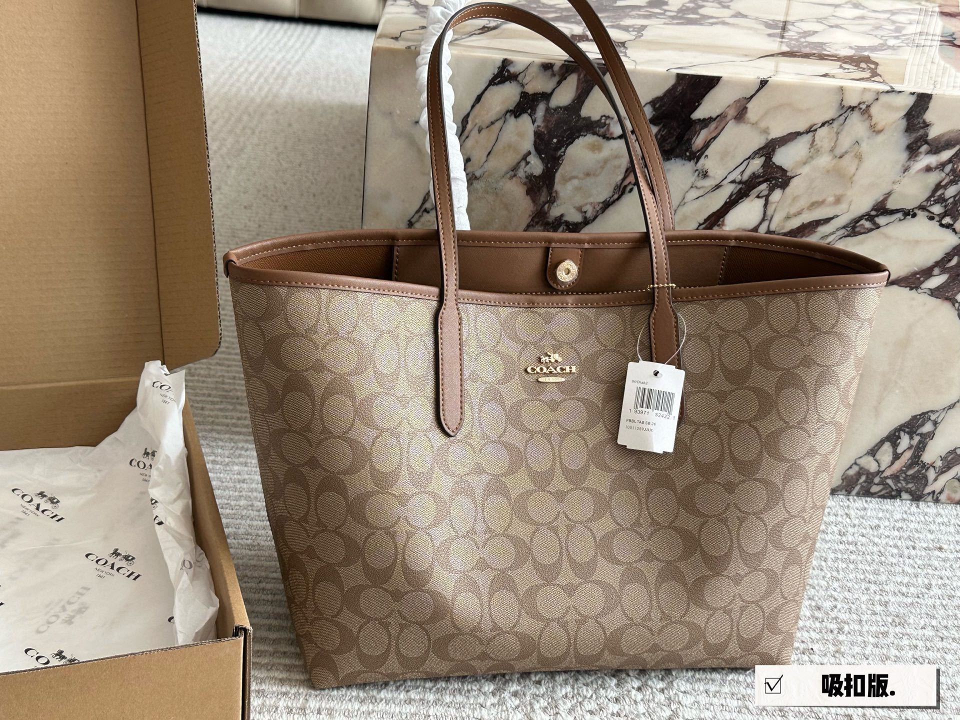 
💰185 配盒

size：35*27cm
coach家 吸扣单面city托特包
经典logo购物袋tote包
大爆款 分分钟断货！
搭配不同衣服
一年四季都可以用！
搜索🔍coach 购物袋