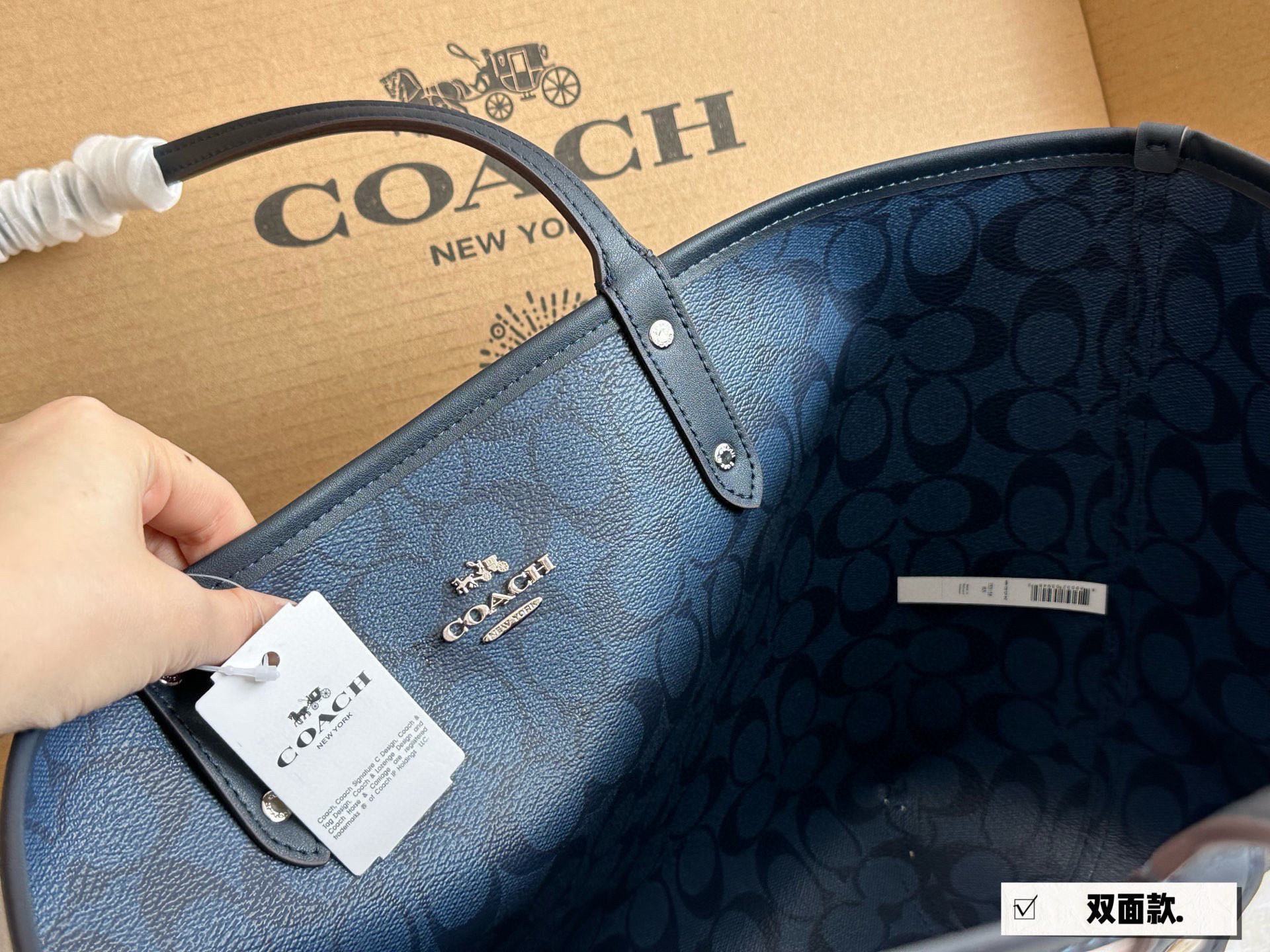 配盒¥185 

size：35*27cm
coach 家 经典双面city托特包
经典logo购物袋tote包
大爆款 分分钟断货！
正反两面都好看！
毫无违和感！
