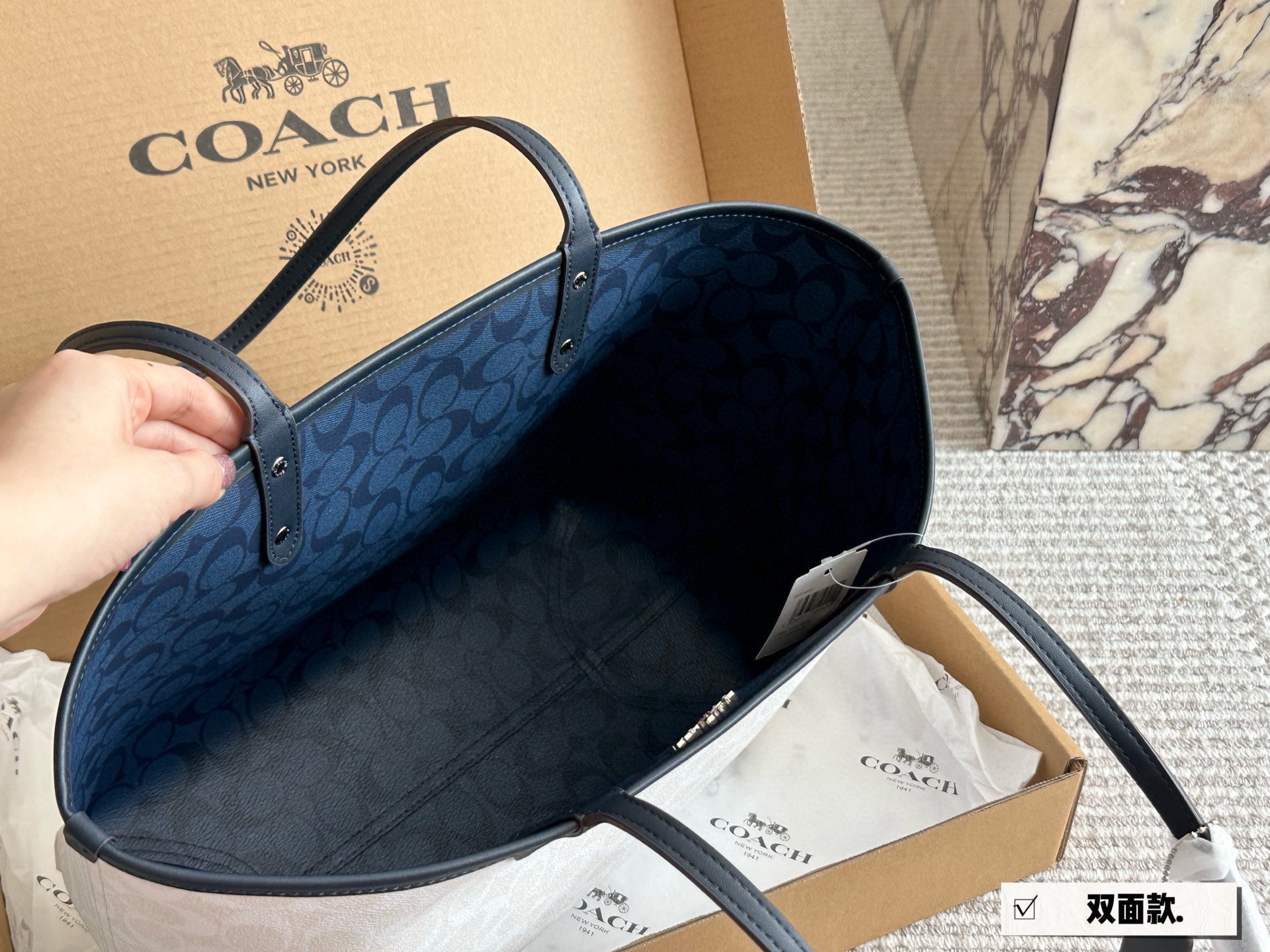 配盒¥185 

size：35*27cm
coach 家 经典双面city托特包
经典logo购物袋tote包
大爆款 分分钟断货！
正反两面都好看！
毫无违和感！
