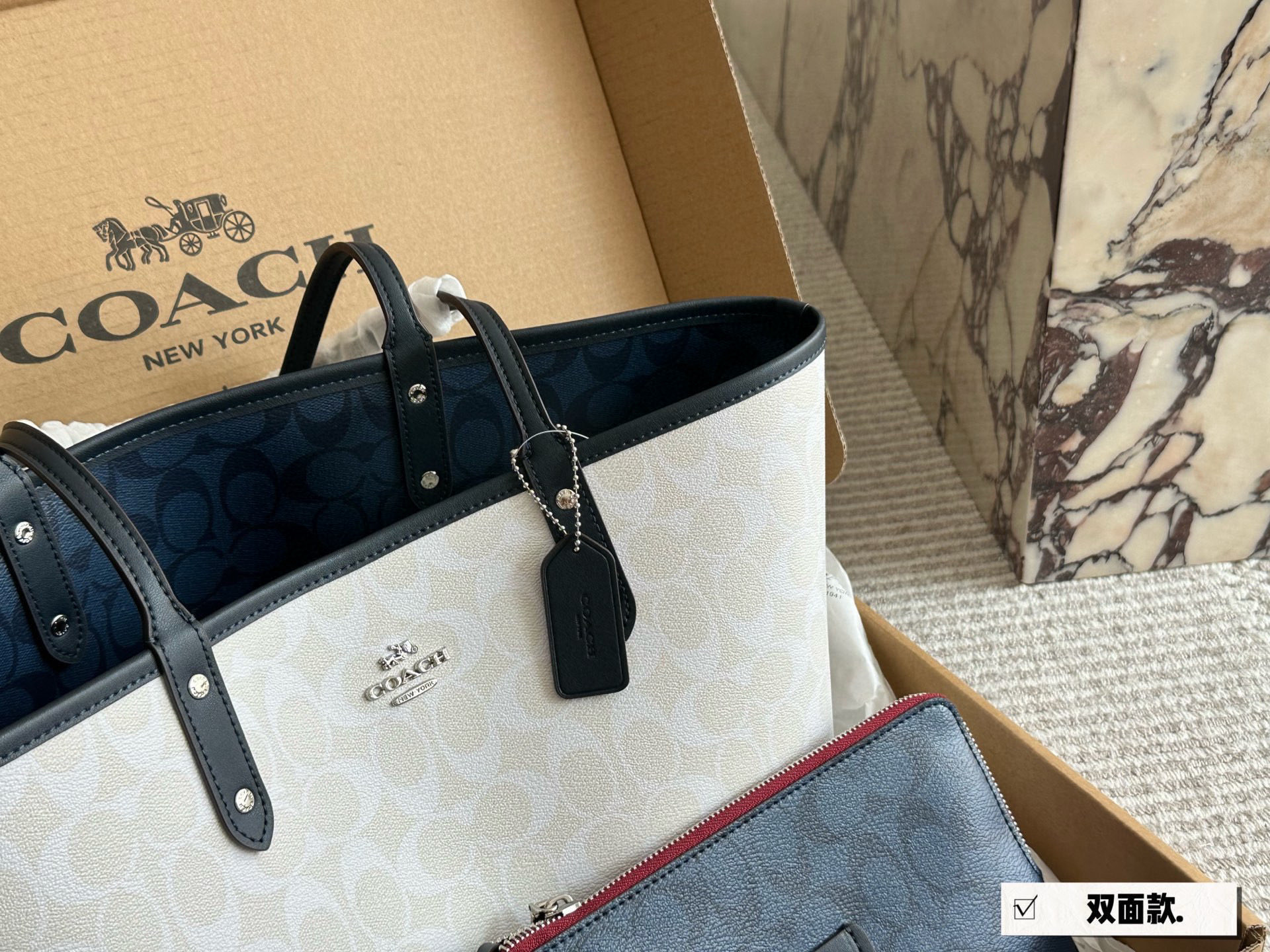 配盒¥185 

size：35*27cm
coach 家 经典双面city托特包
经典logo购物袋tote包
大爆款 分分钟断货！
正反两面都好看！
毫无违和感！
