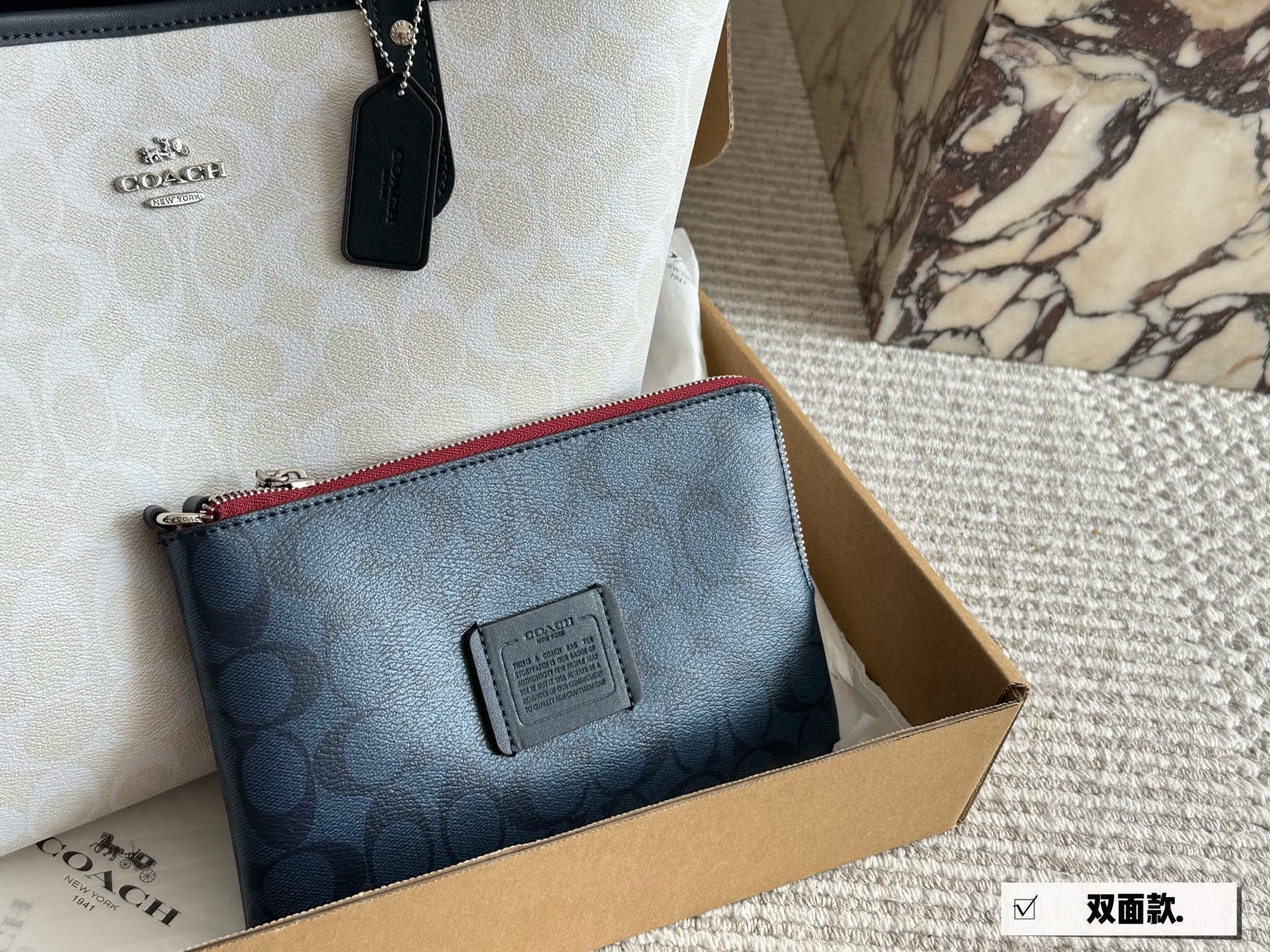 配盒¥185 

size：35*27cm
coach 家 经典双面city托特包
经典logo购物袋tote包
大爆款 分分钟断货！
正反两面都好看！
毫无违和感！
