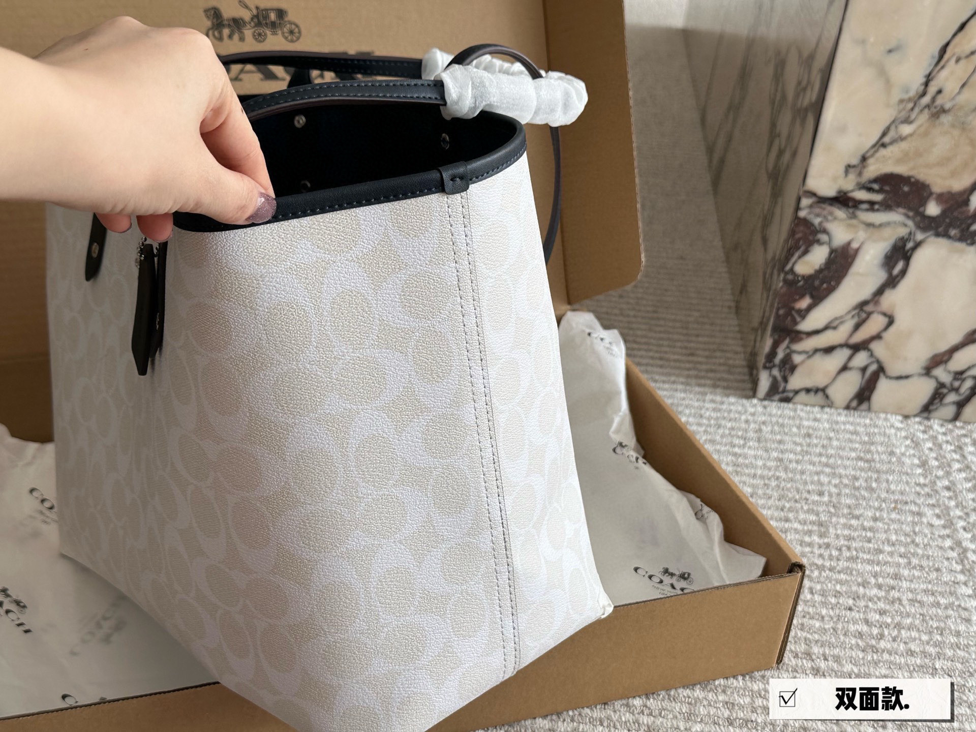 配盒¥185 

size：35*27cm
coach 家 经典双面city托特包
经典logo购物袋tote包
大爆款 分分钟断货！
正反两面都好看！
毫无违和感！
