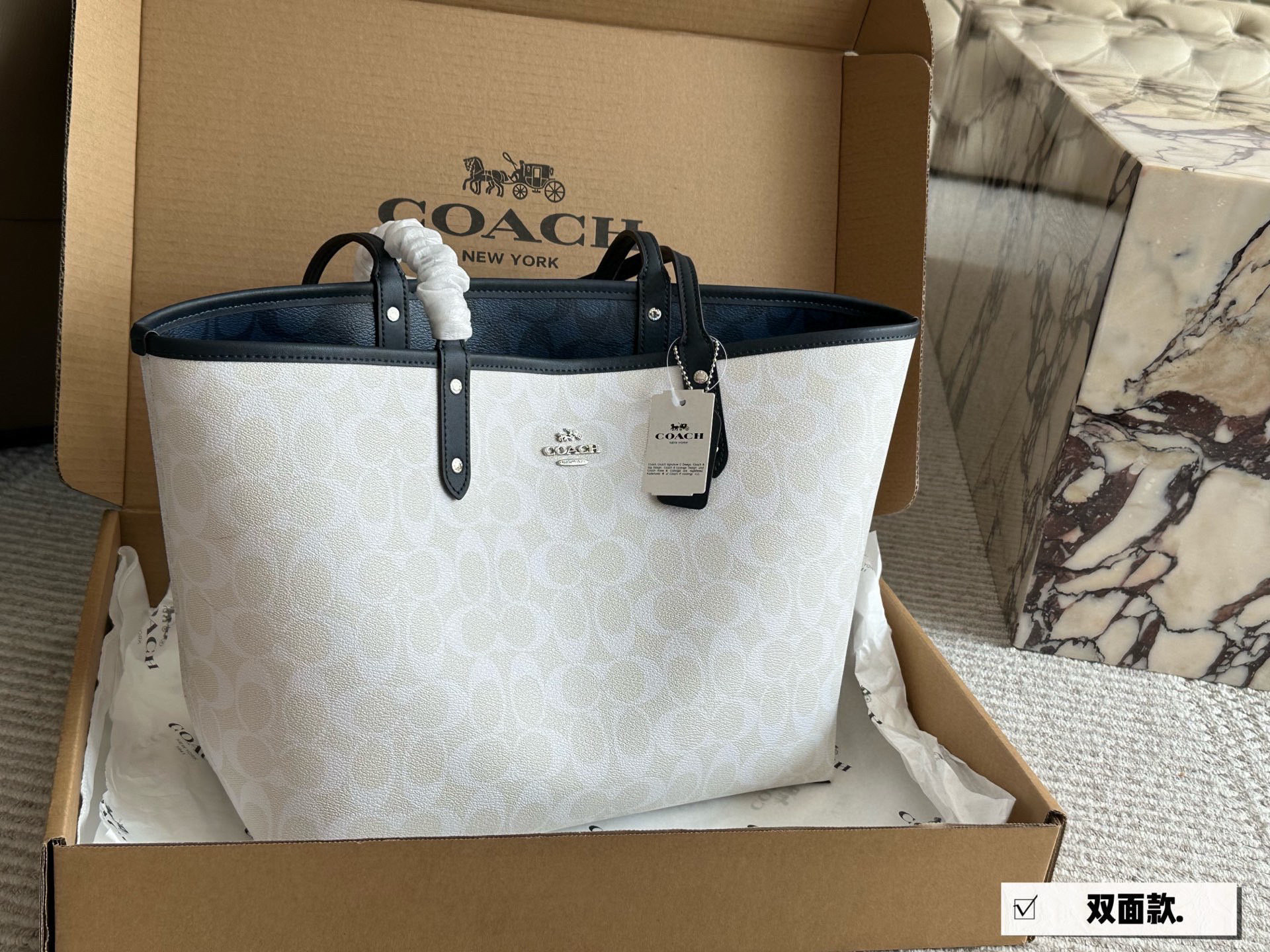 配盒¥185 

size：35*27cm
coach 家 经典双面city托特包
经典logo购物袋tote包
大爆款 分分钟断货！
正反两面都好看！
毫无违和感！
