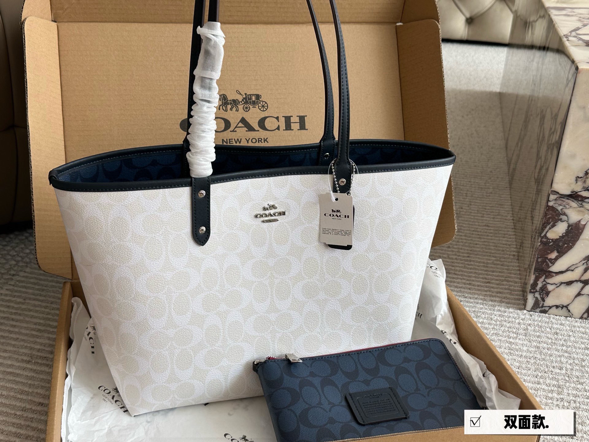配盒¥185 

size：35*27cm
coach 家 经典双面city托特包
经典logo购物袋tote包
大爆款 分分钟断货！
正反两面都好看！
毫无违和感！
