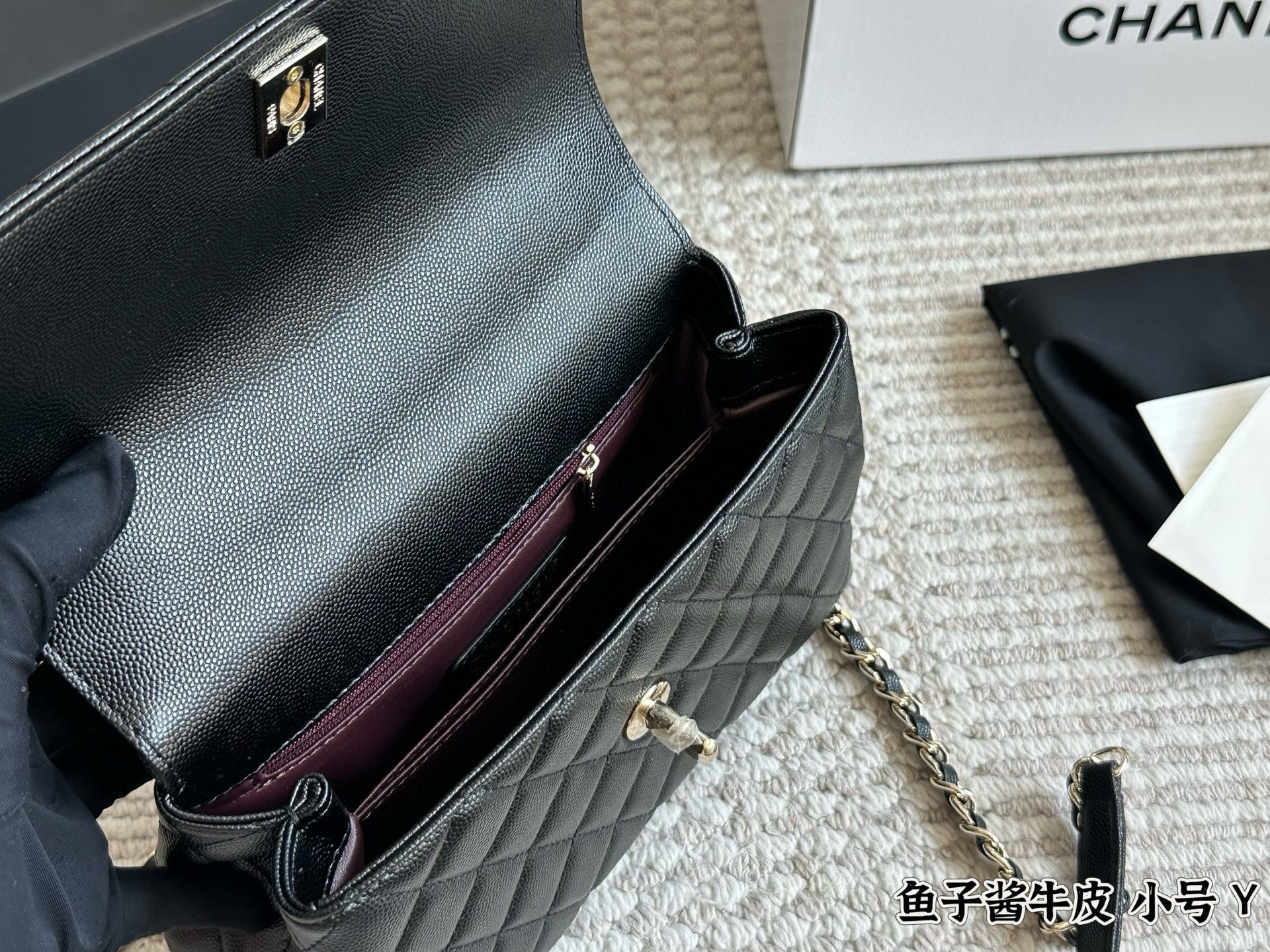💰240 配盒

size：22*13cm（小）
小香家coco handle 手提包
粒面牛皮材质 
原版五金！


