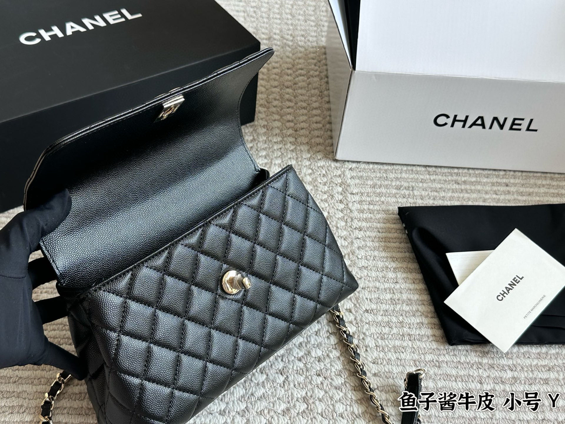 💰240 配盒

size：22*13cm（小）
小香家coco handle 手提包
粒面牛皮材质 
原版五金！


