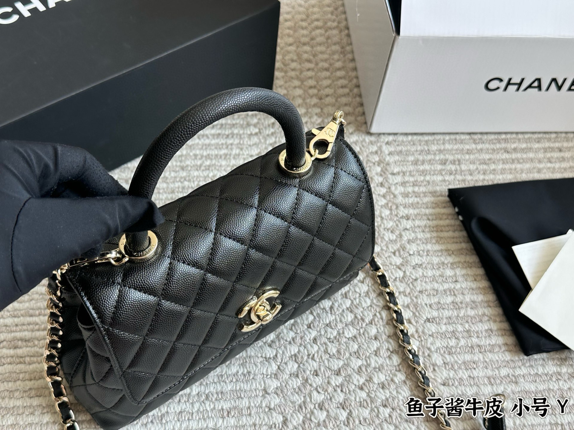 💰240 配盒

size：22*13cm（小）
小香家coco handle 手提包
粒面牛皮材质 
原版五金！


