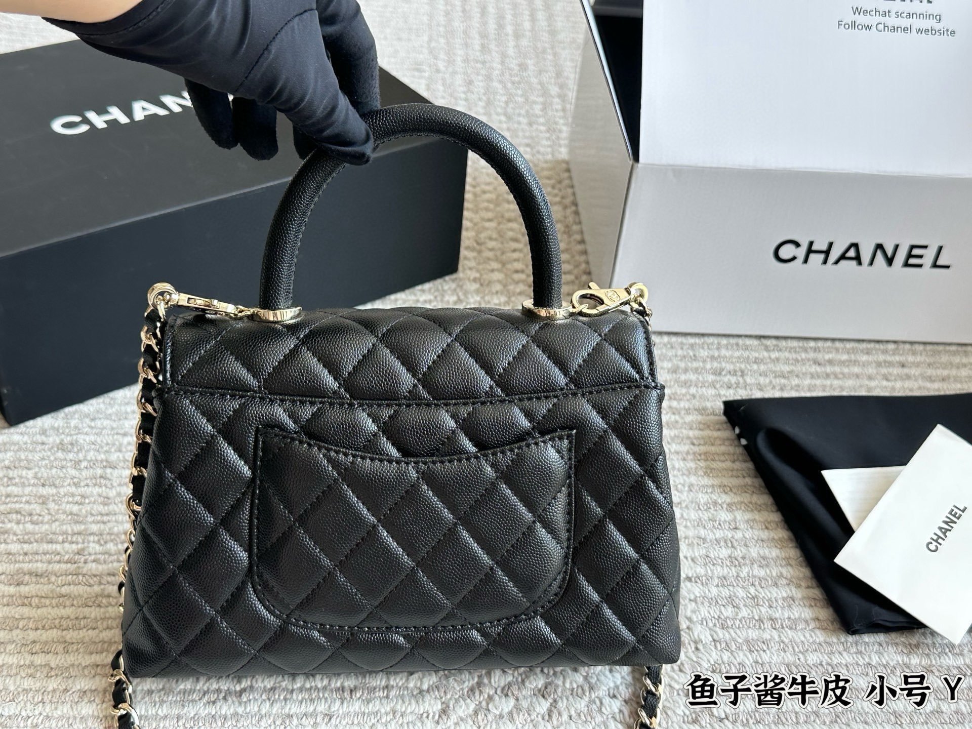 💰240 配盒

size：22*13cm（小）
小香家coco handle 手提包
粒面牛皮材质 
原版五金！


