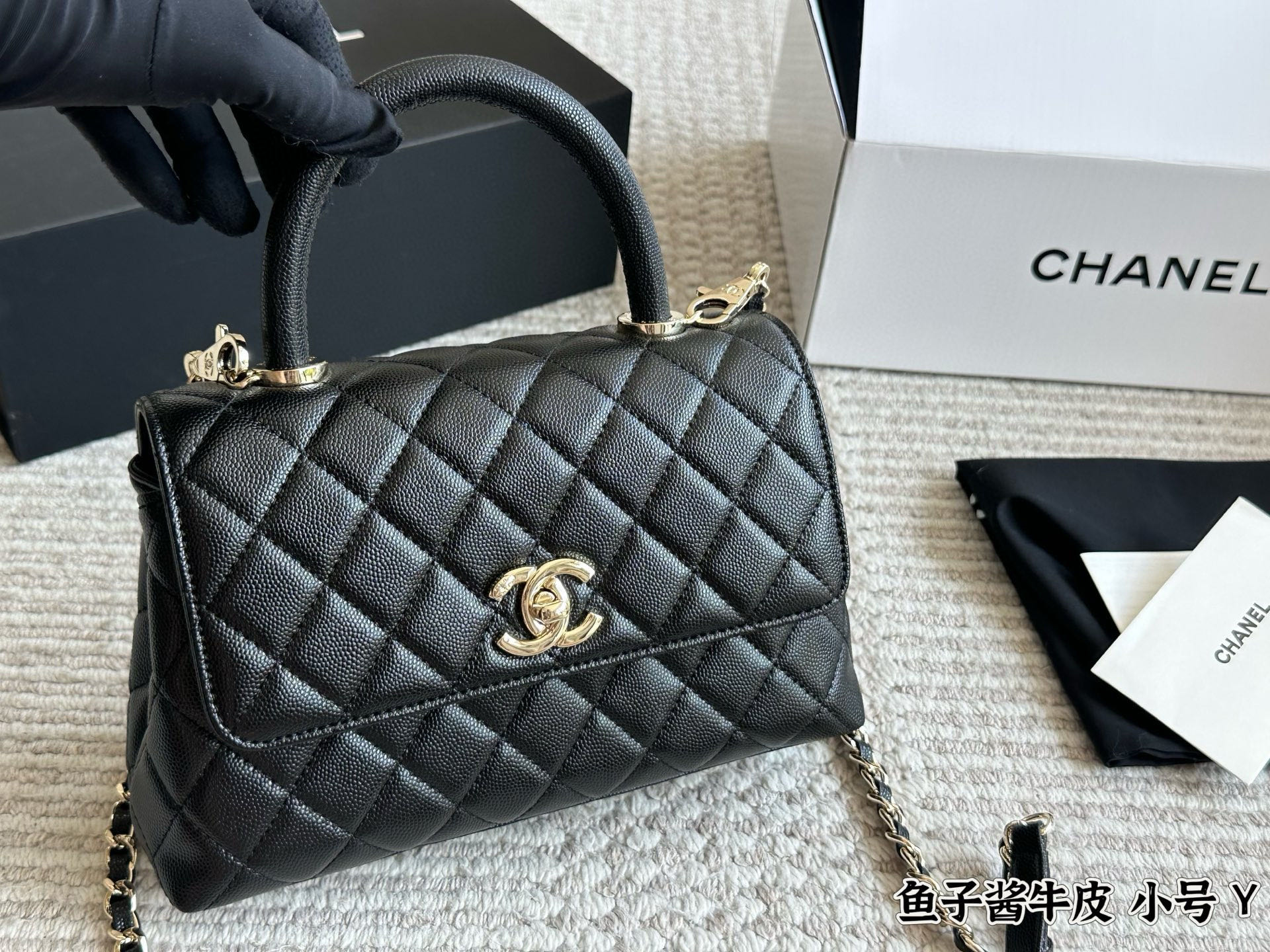 💰240 配盒

size：22*13cm（小）
小香家coco handle 手提包
粒面牛皮材质 
原版五金！


