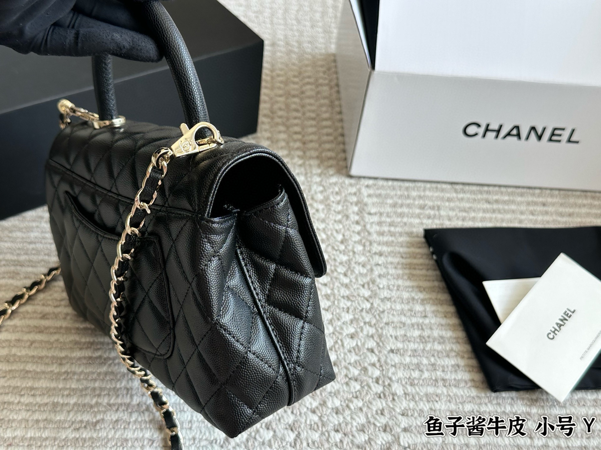 💰240 配盒

size：22*13cm（小）
小香家coco handle 手提包
粒面牛皮材质 
原版五金！


