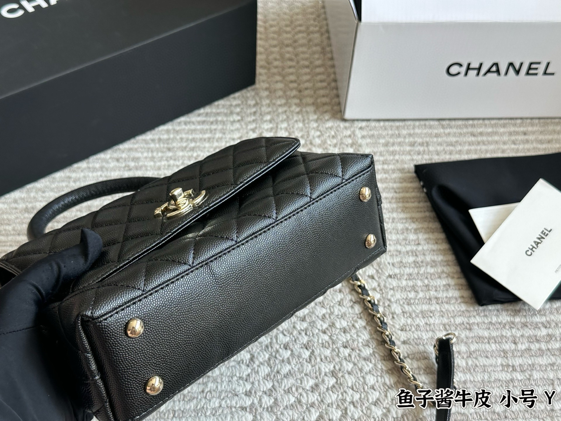 💰240 配盒

size：22*13cm（小）
小香家coco handle 手提包
粒面牛皮材质 
原版五金！


