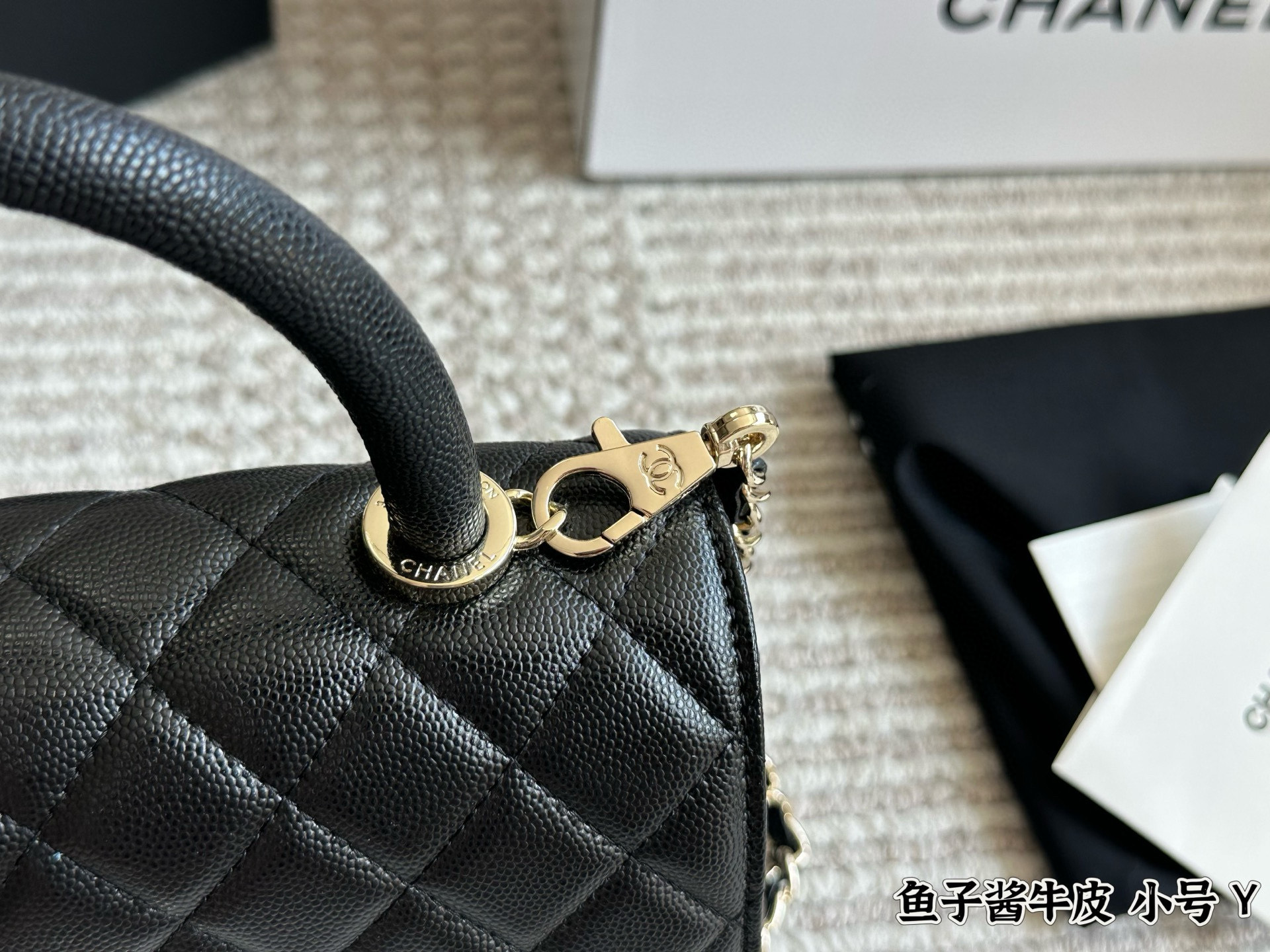 💰240 配盒

size：22*13cm（小）
小香家coco handle 手提包
粒面牛皮材质 
原版五金！


