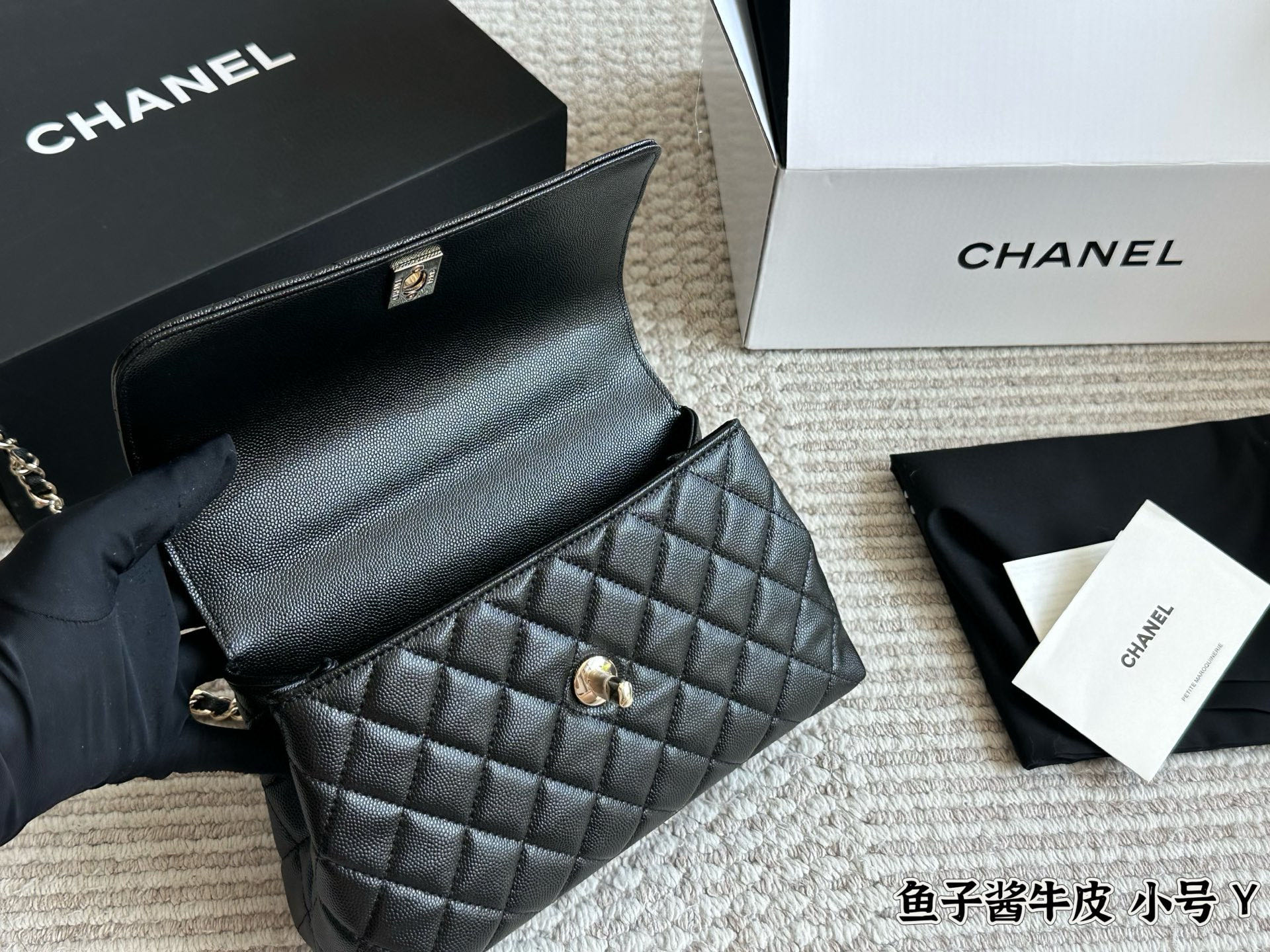 💰240 配盒

size：22*13cm（小）
小香家coco handle 手提包
粒面牛皮材质 
原版五金！


