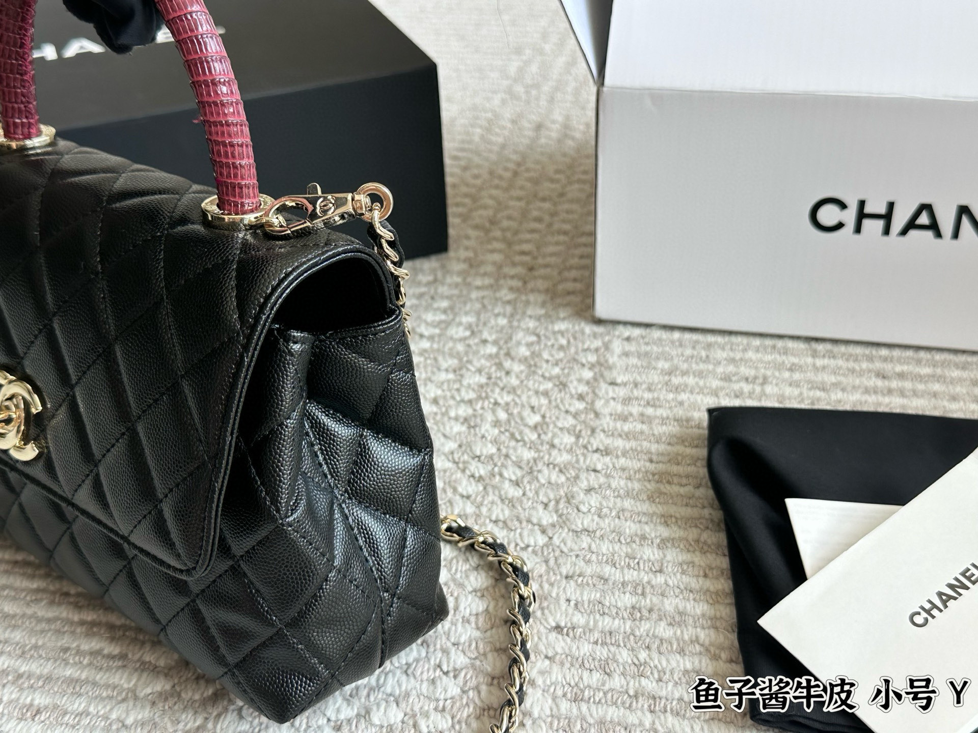 💰240 配盒

size：22*13cm（小）
小香家coco handle 手提包
粒面牛皮材质 
原版五金！


