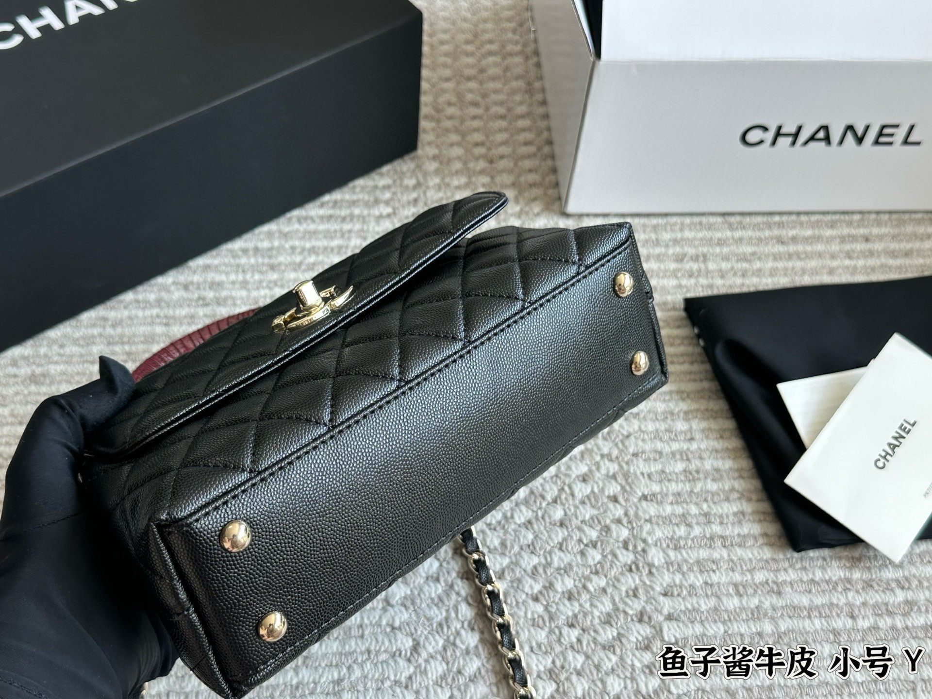 💰240 配盒

size：22*13cm（小）
小香家coco handle 手提包
粒面牛皮材质 
原版五金！


