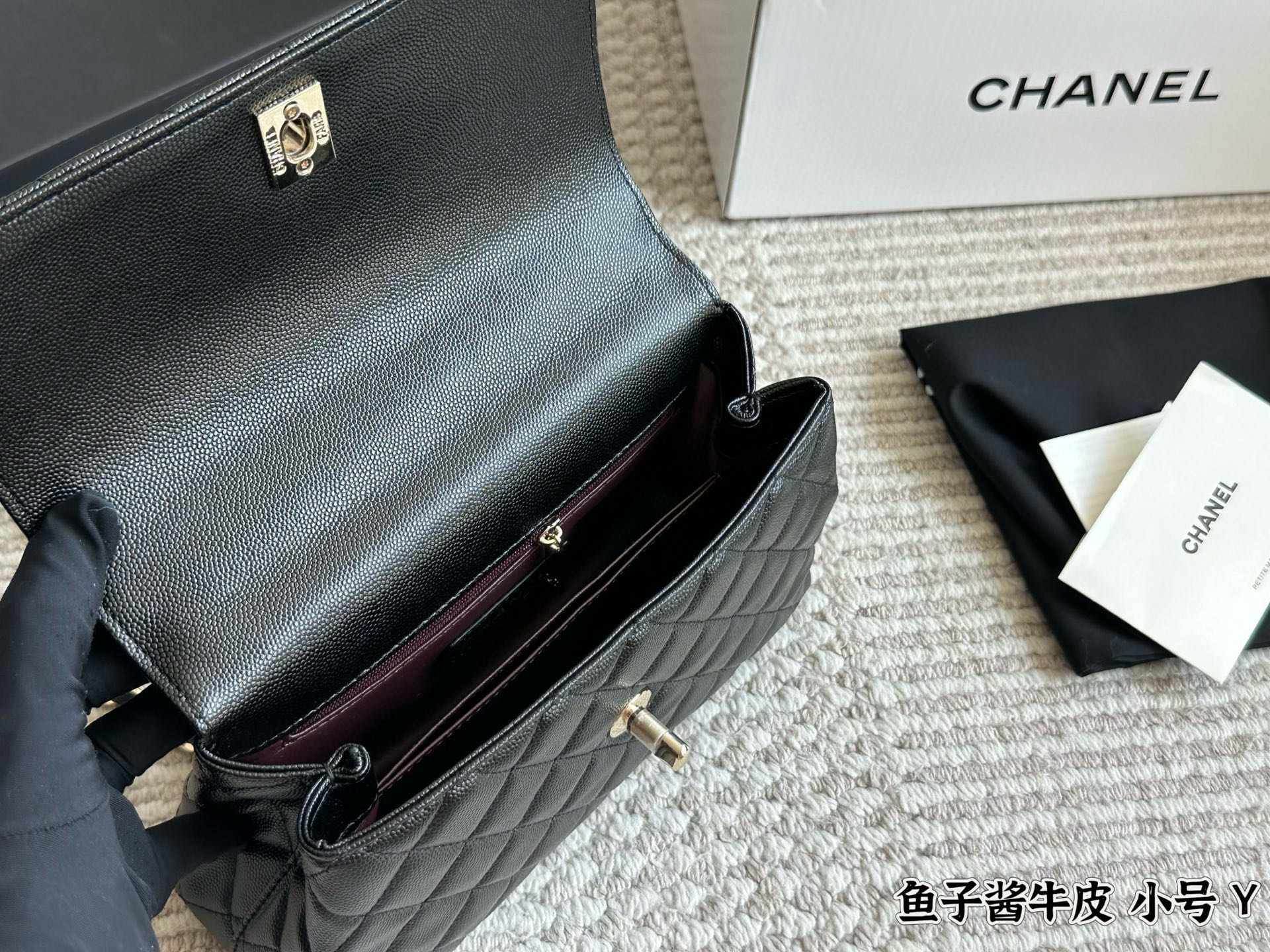 💰240 配盒

size：22*13cm（小）
小香家coco handle 手提包
粒面牛皮材质 
原版五金！


