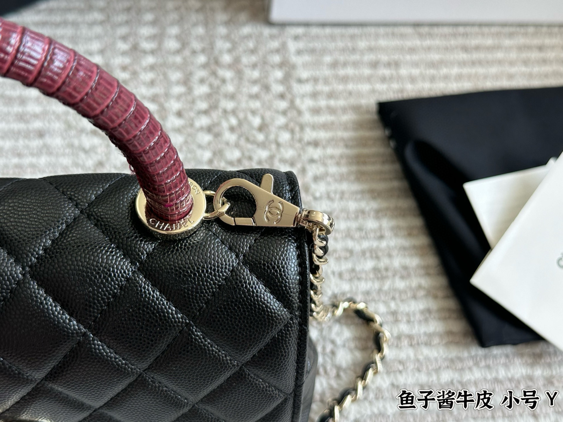 💰240 配盒

size：22*13cm（小）
小香家coco handle 手提包
粒面牛皮材质 
原版五金！



