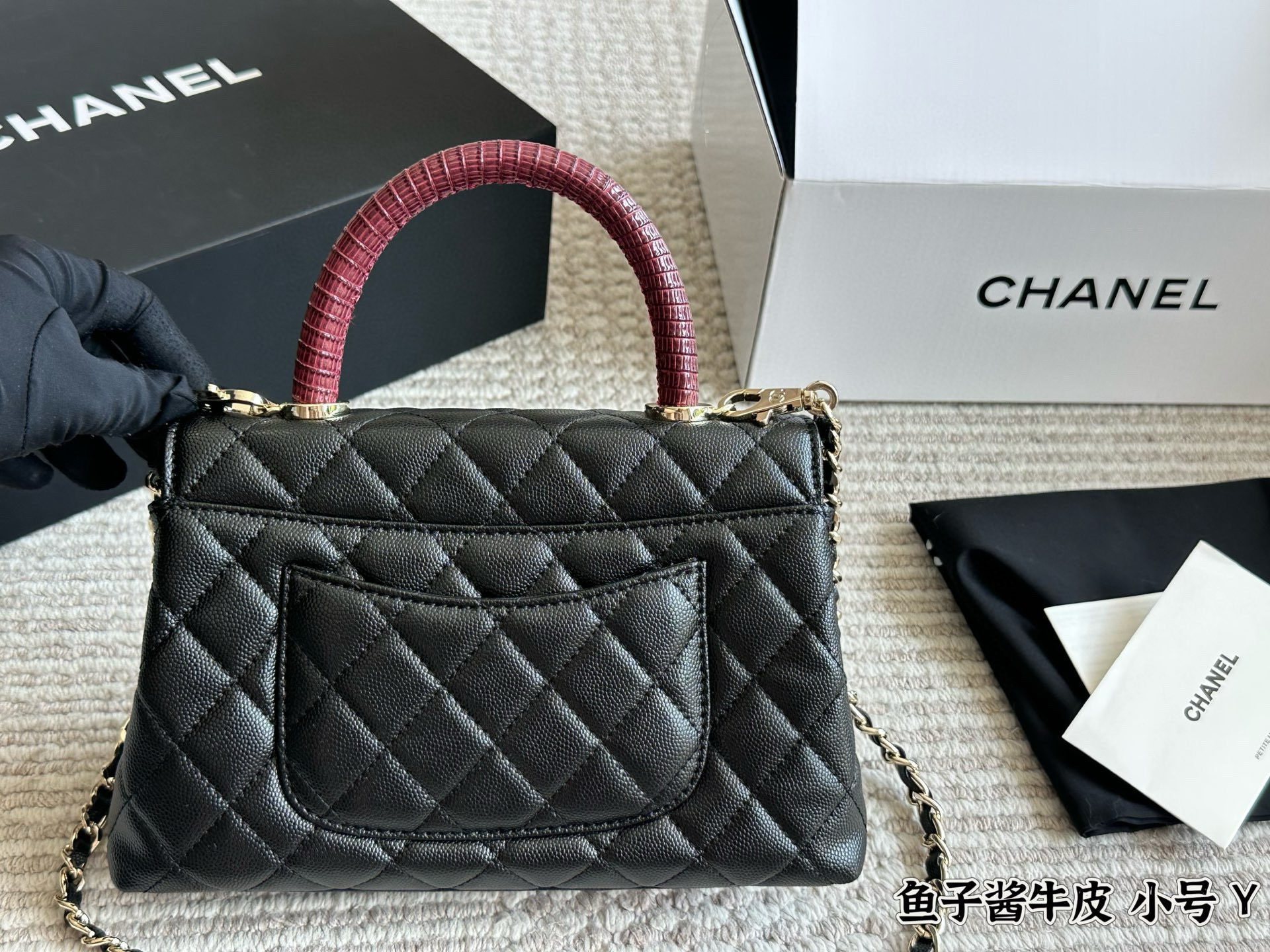 💰240 配盒

size：22*13cm（小）
小香家coco handle 手提包
粒面牛皮材质 
原版五金！


