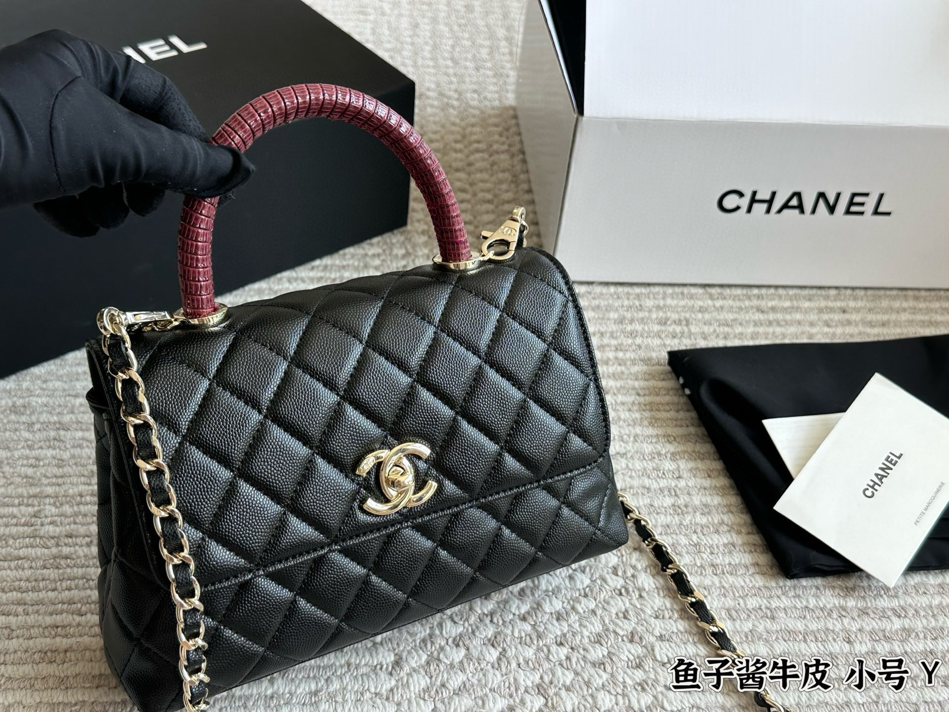💰240 配盒

size：22*13cm（小）
小香家coco handle 手提包
粒面牛皮材质 
原版五金！


