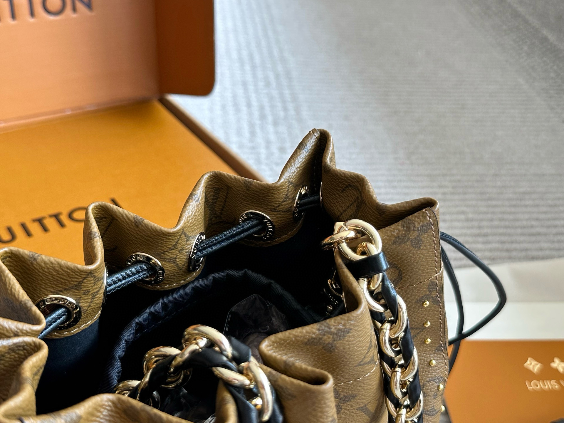 Louis Vuitton Bolso Bucket On The Go PM Monograma con Bandolera Desmontable 8 i1758864161019 2086 0 6