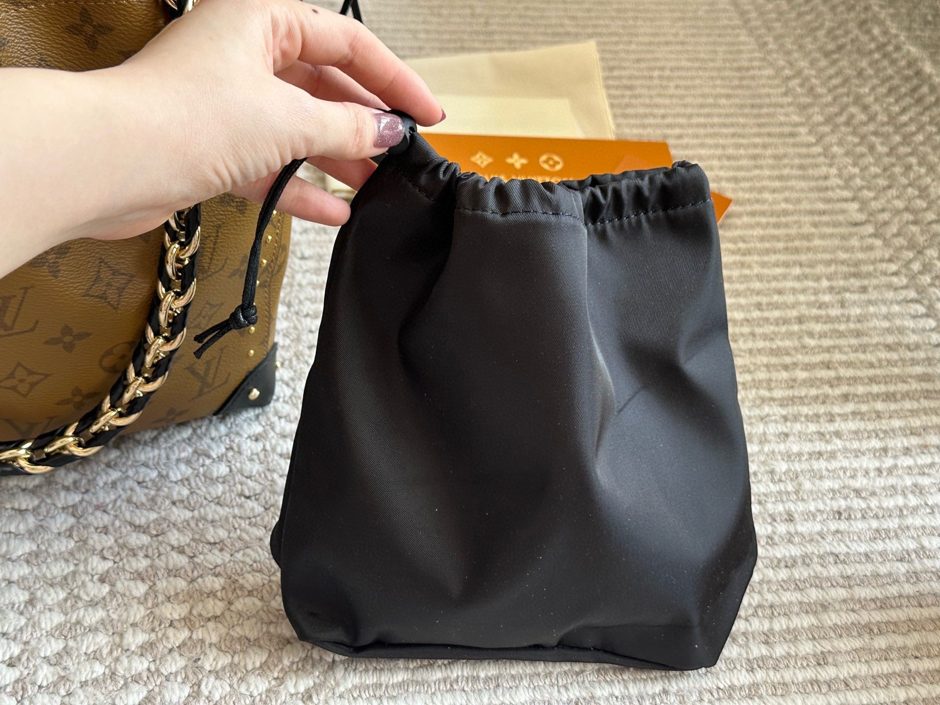 Louis Vuitton Bolso Bucket On The Go PM Monograma con Bandolera Desmontable 10 i1758864161073 4679 0 8