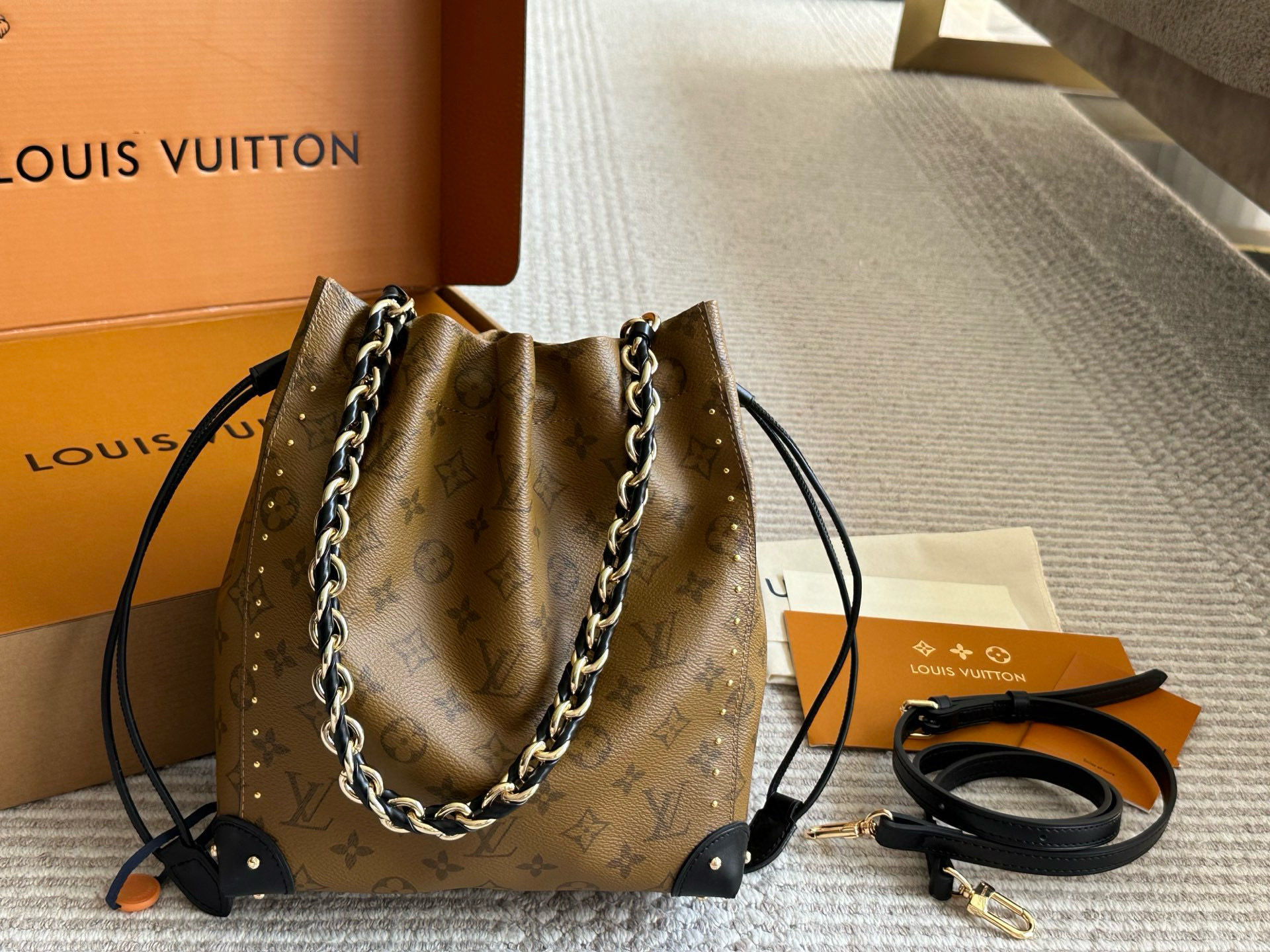 Louis Vuitton Bolso Bucket On The Go PM Monograma con Bandolera Desmontable