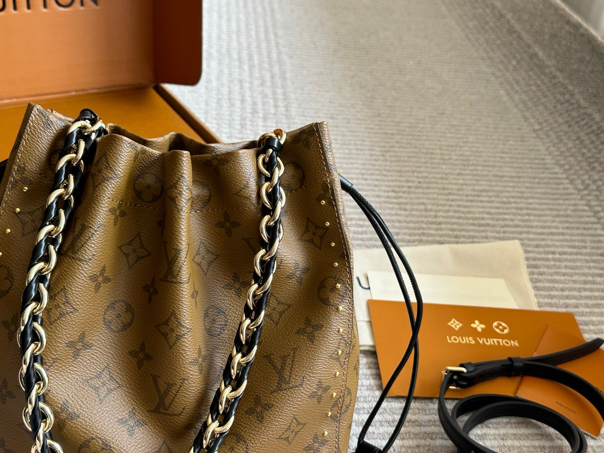 Louis Vuitton Bolso Bucket On The Go PM Monograma con Bandolera Desmontable 3 i1758864161114 7200 0 1