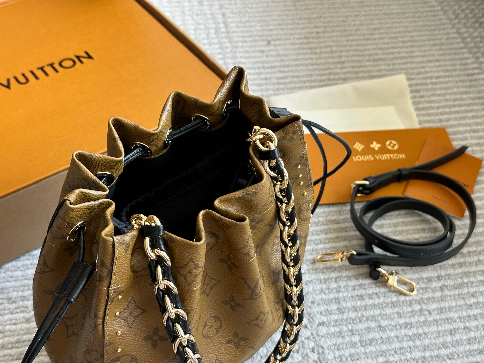 Louis Vuitton Bolso Bucket On The Go PM Monograma con Bandolera Desmontable 9 i1758864161124 3585 0 7