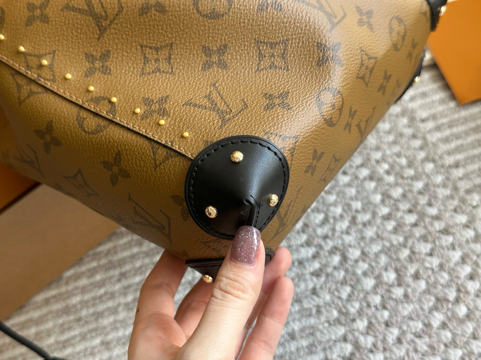 Louis Vuitton Bolso Bucket On The Go PM Monograma con Bandolera Desmontable 7 i1758864162148 2705 0 5