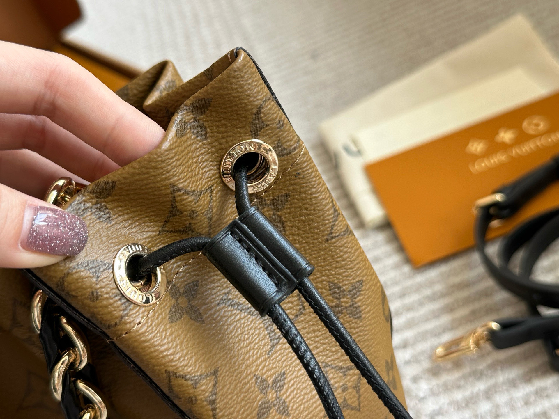 Louis Vuitton Bolso Bucket On The Go PM Monograma con Bandolera Desmontable 4 i1758864162172 583 0 2