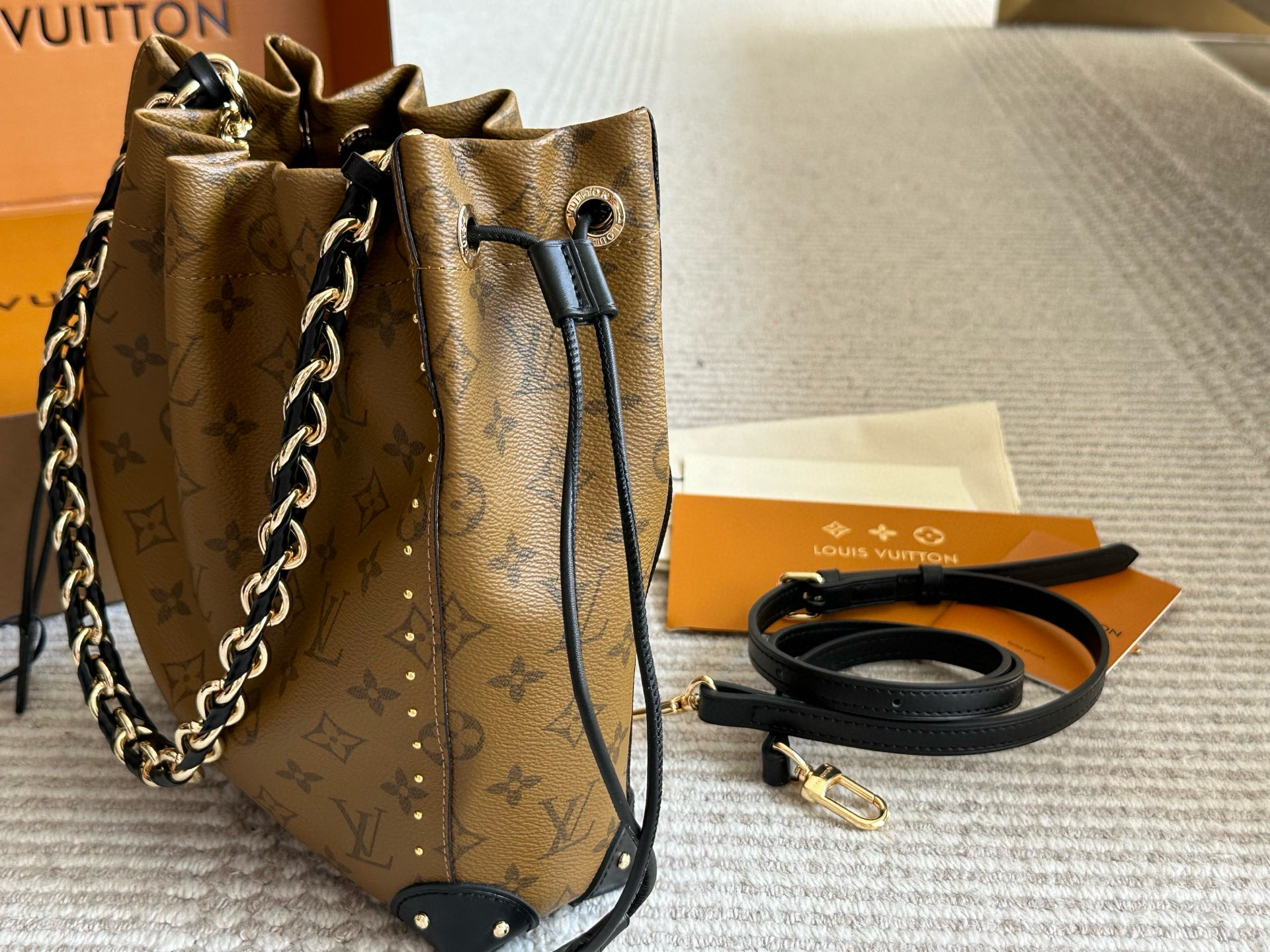 Louis Vuitton Bolso Bucket On The Go PM Monograma con Bandolera Desmontable 5 i1758864162213 2676 0 3
