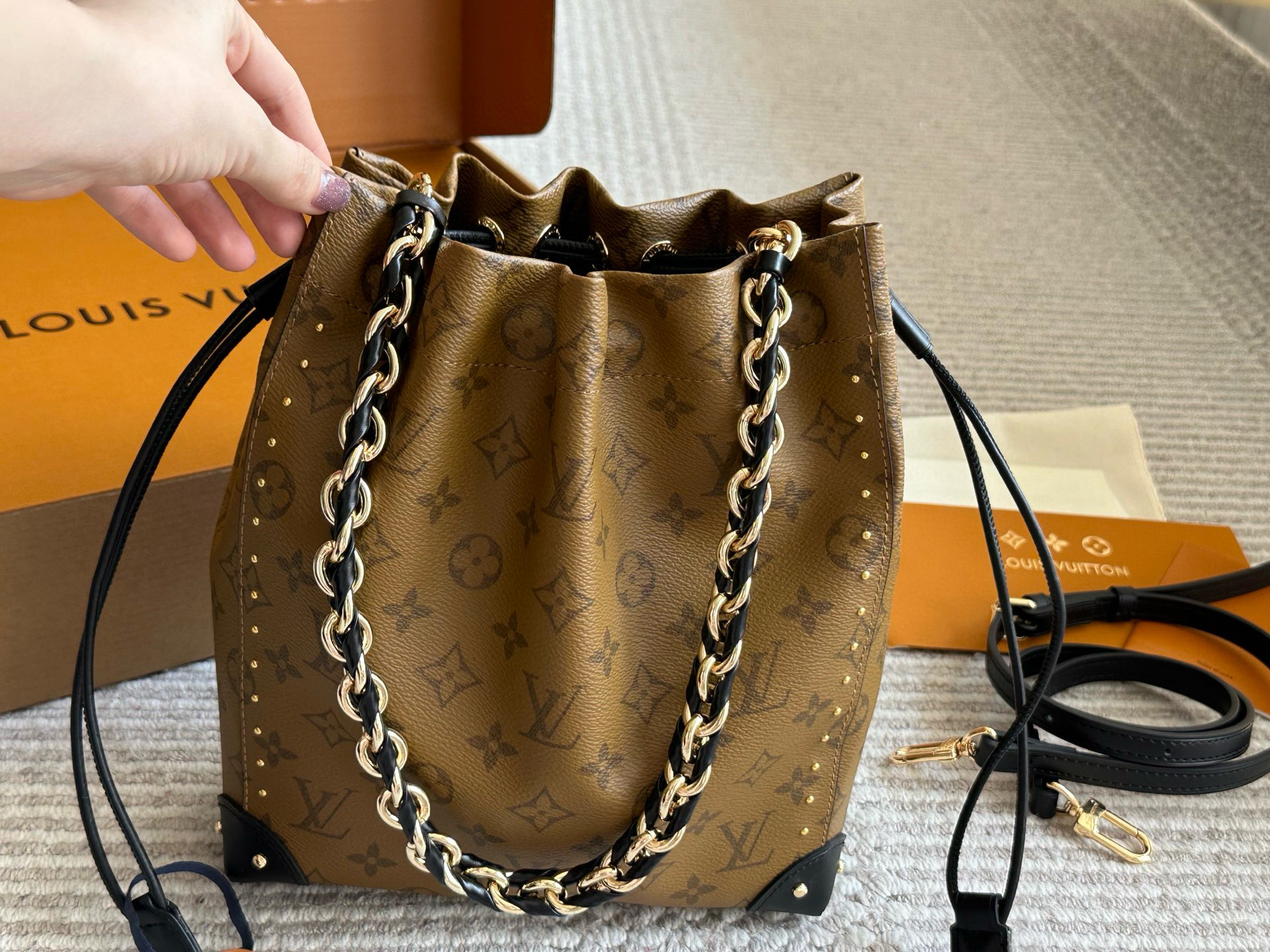 Louis Vuitton Bolso Bucket On The Go PM Monograma con Bandolera Desmontable 6 i1758864162222 1105 0 4