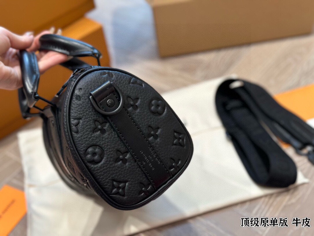 Louis Vuitton Keepall XS Bolso Almohada 21 en Cuero Monograma Negro 4 i1758864826352 9456 0 2