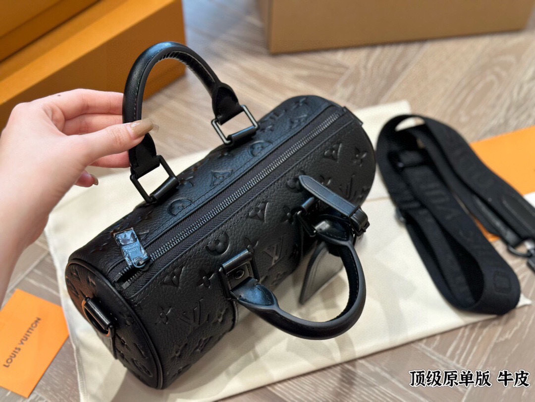 Louis Vuitton Keepall XS Bolso Almohada 21 en Cuero Monograma Negro 3 i1758864828591 1391 0 1