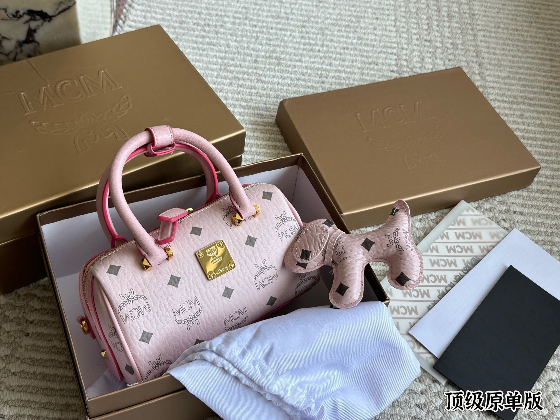 MCM Mini Nano Pillow Bag Rosa Encantador, Cuero Genuino con Herrajes Dorados