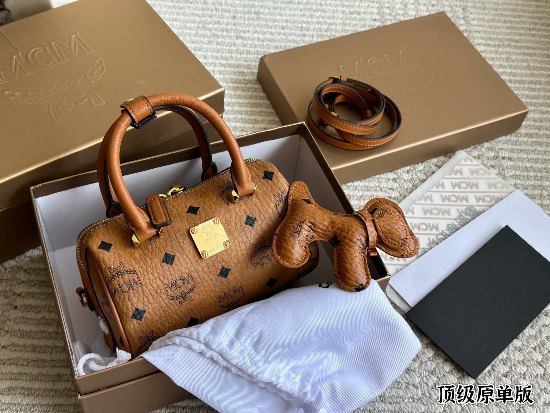 💰375
原单顶级 青岛代工 全钢五金
Mcm 原单茶金 Mini Nano 枕头包
MCM Ss21 Mini Nano 枕头包 可爱到爆炸 青岛原厂⚠️,可单肩,斜挎,手提,大小非常合适,搭配头层牛皮🐂,全方位对花,配上精致厚重的五金及日本玉米芽ykk拉链🔩,原版内里,配礼盒 尺寸:17.5*10*4.5 ♥ 全套包装🎁