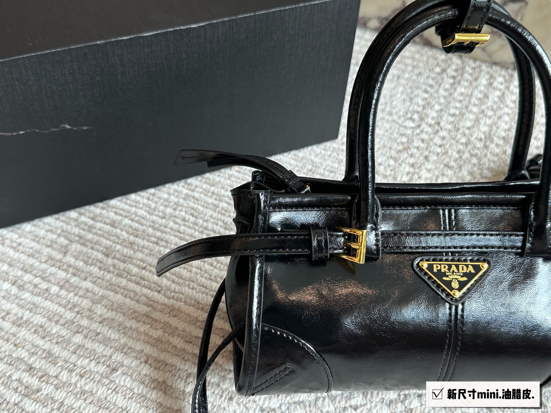 Prada Soft Lux Bolso de Mano/Hombro de Piel Encerada – Elegancia y Versatilidad