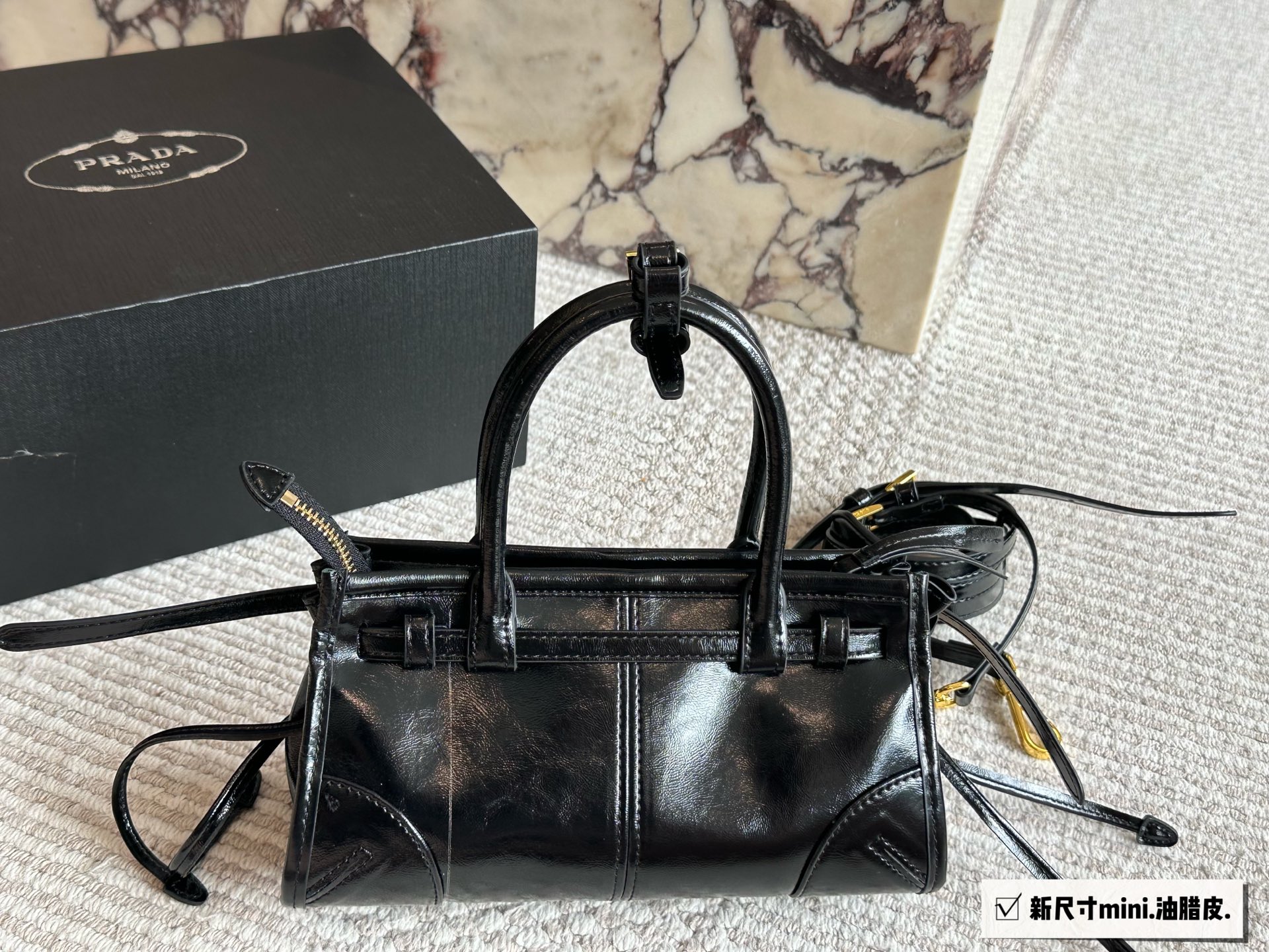Prada Soft Lux Bolso de Mano/Hombro de Piel Encerada - Elegancia y Versatilidad 4 i1759063543827 9247 0 3