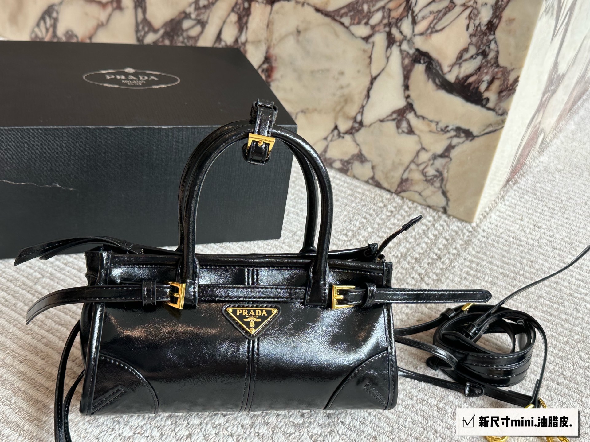 Prada Soft Lux Bolso de Mano/Hombro de Piel Encerada - Elegancia y Versatilidad 6 i1759063543856 1545 0 5